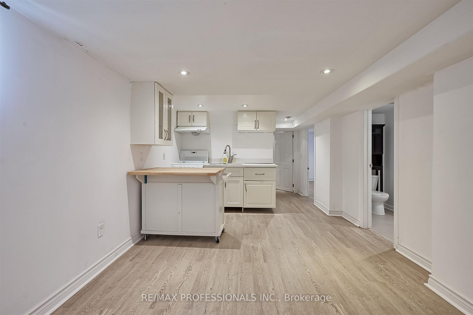 Photo 4 of Unit Bsmt, 1026 Haig Boulevard, Mississauga, Lakeview — HOMEH