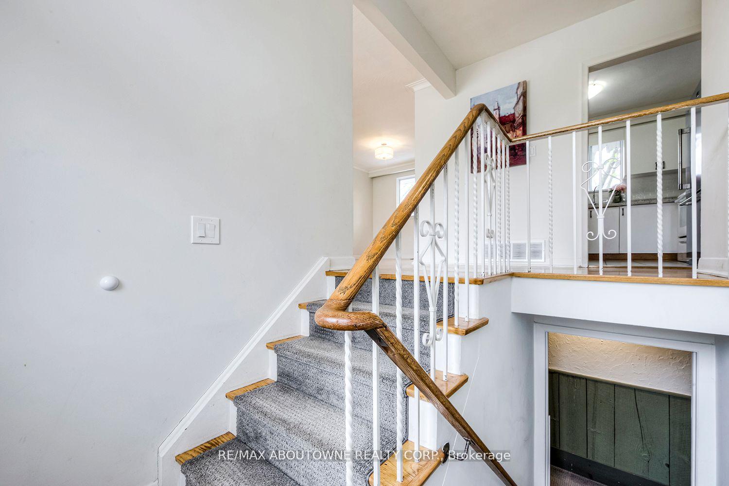 Photo 3 of 530 Lees Lane, Oakville, West — HOMEH