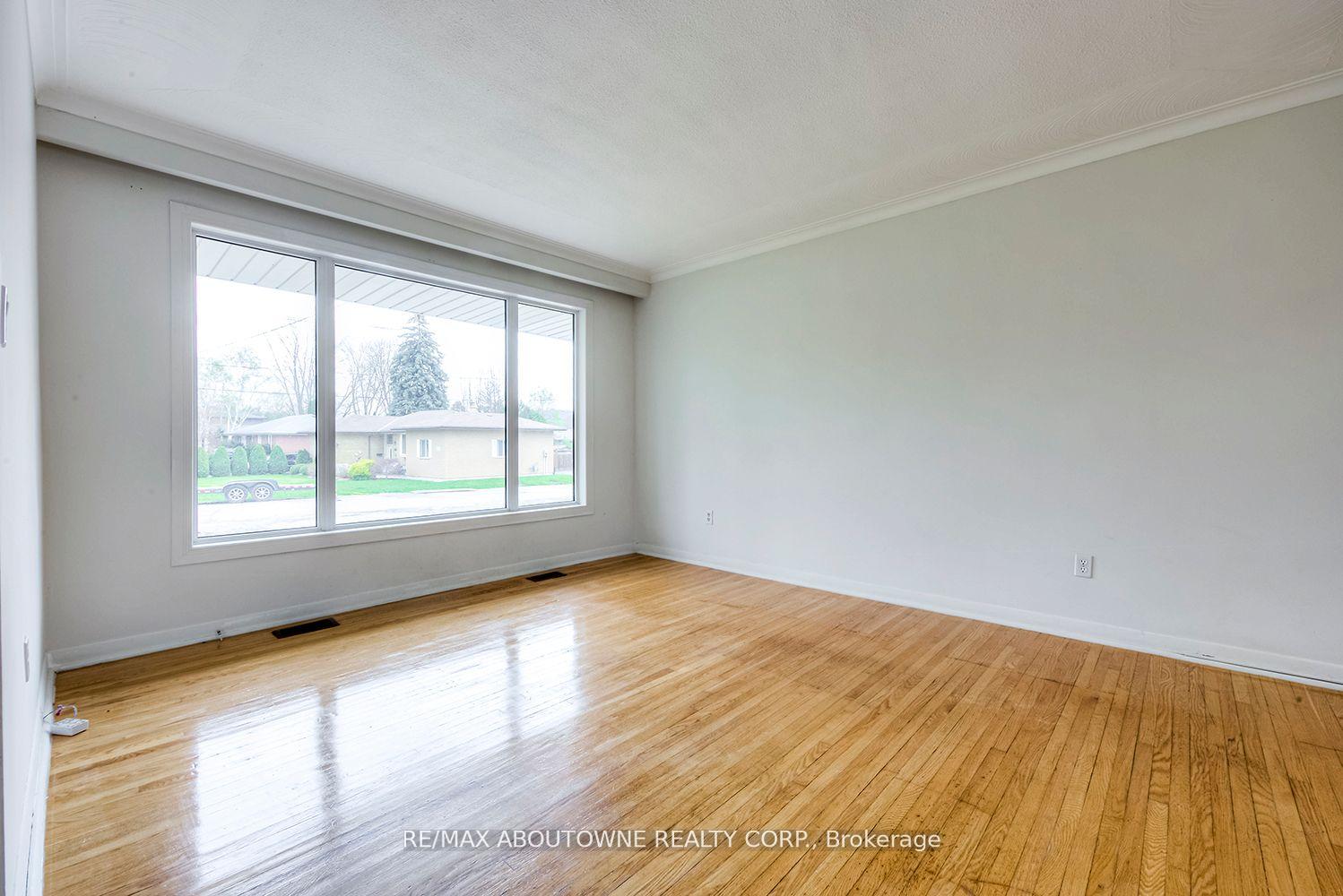 Photo 4 of 530 Lees Lane, Oakville, West — HOMEH