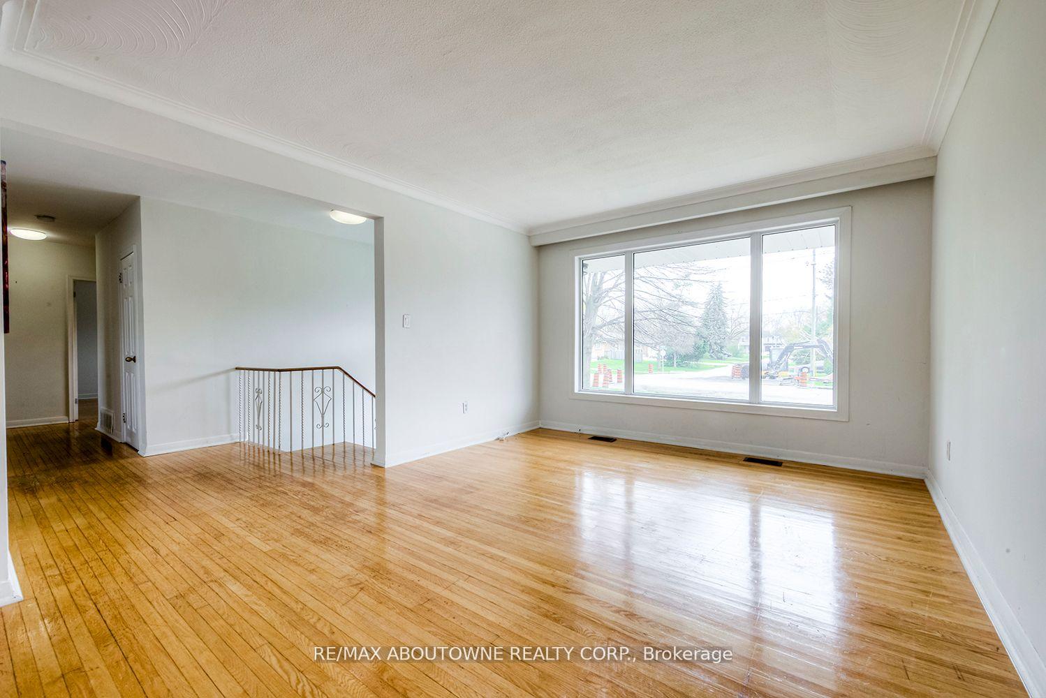 Photo 8 of 530 Lees Lane, Oakville, West — HOMEH