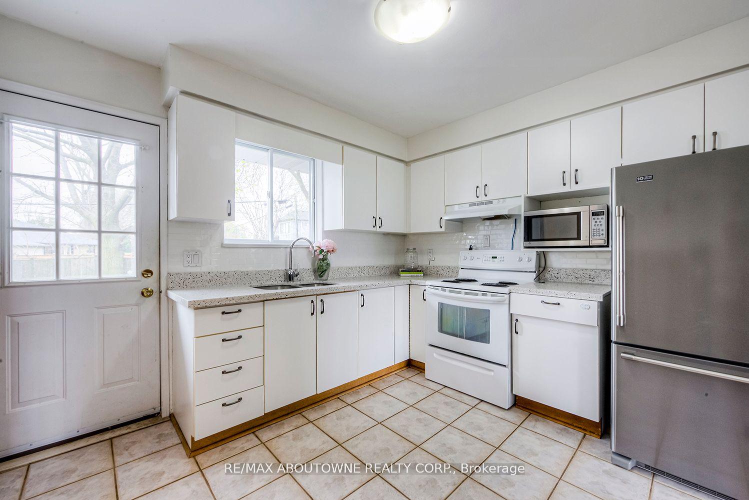 Photo 13 of 530 Lees Lane, Oakville, West — HOMEH