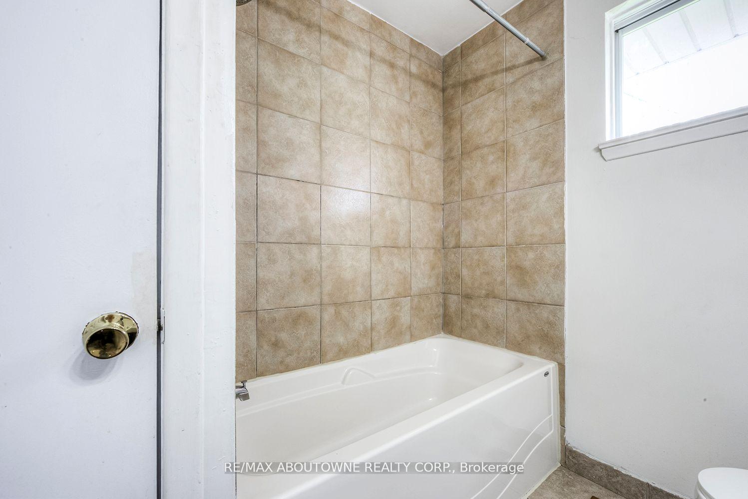 Photo 18 of 530 Lees Lane, Oakville, West — HOMEH