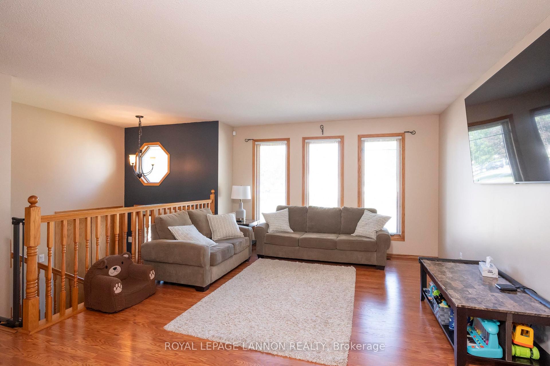 Photo 3 of 107 Sapphire Drive, Thunder Bay, Dawson Heights — HOMEH