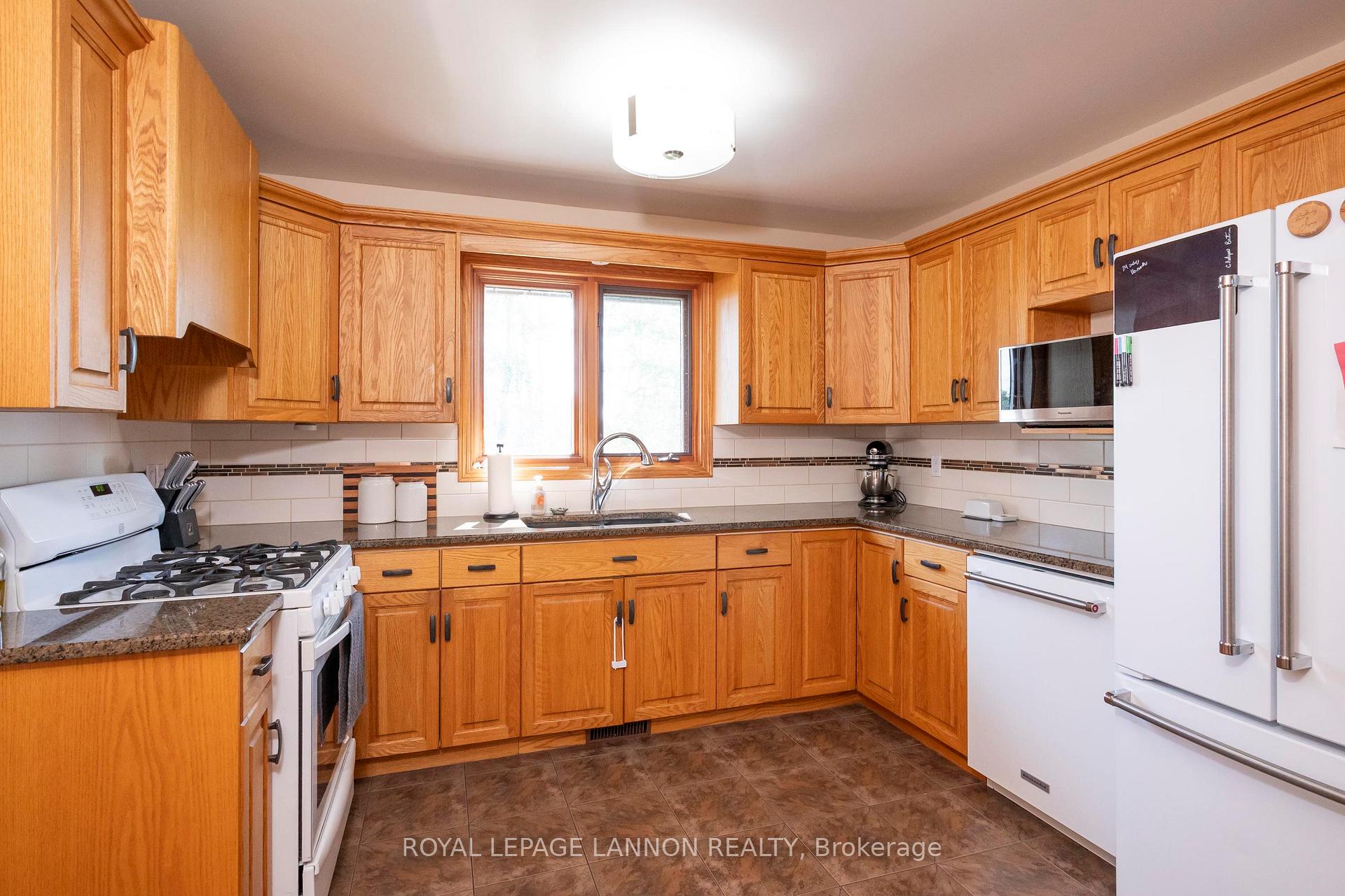Photo 11 of 107 Sapphire Drive, Thunder Bay, Dawson Heights — HOMEH