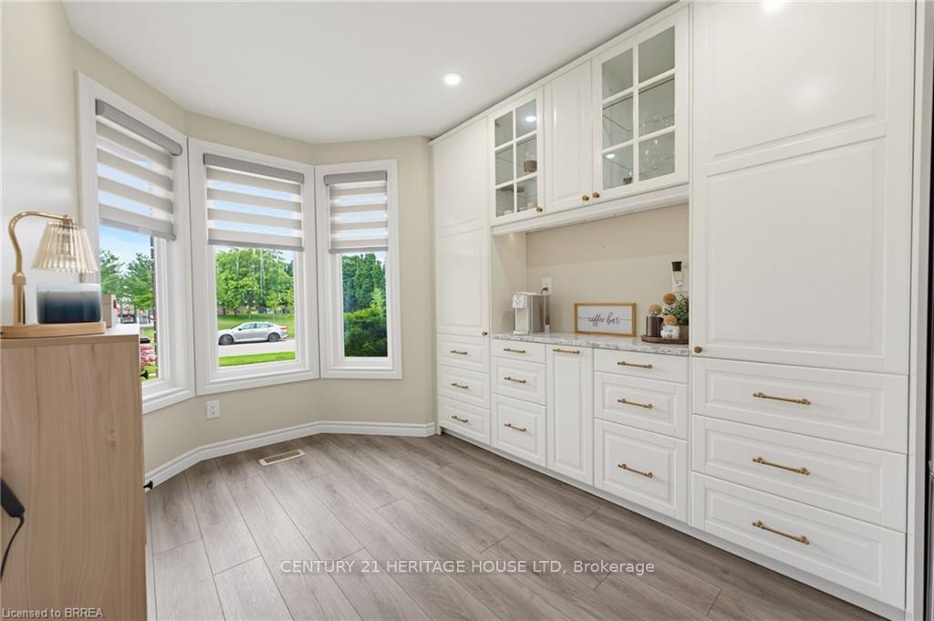 Photo 2 of 125 Whitlaw Way, Brant, Paris — HOMEH