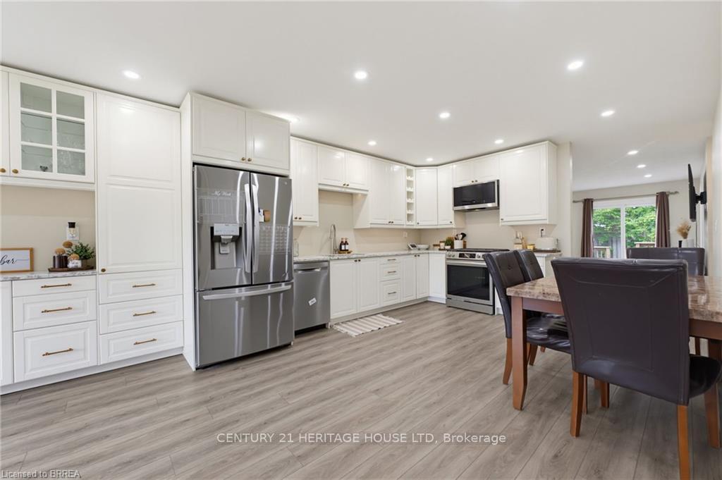 Photo 3 of 125 Whitlaw Way, Brant, Paris — HOMEH