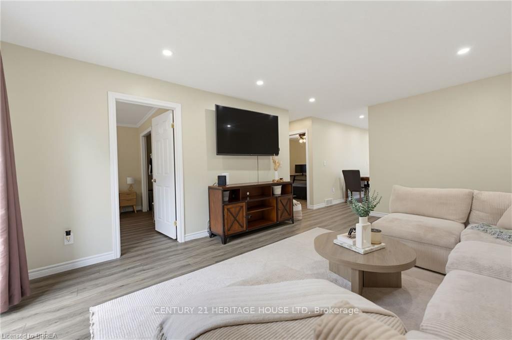 Photo 7 of 125 Whitlaw Way, Brant, Paris — HOMEH