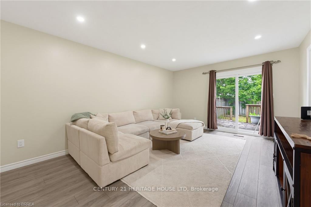 Photo 8 of 125 Whitlaw Way, Brant, Paris — HOMEH