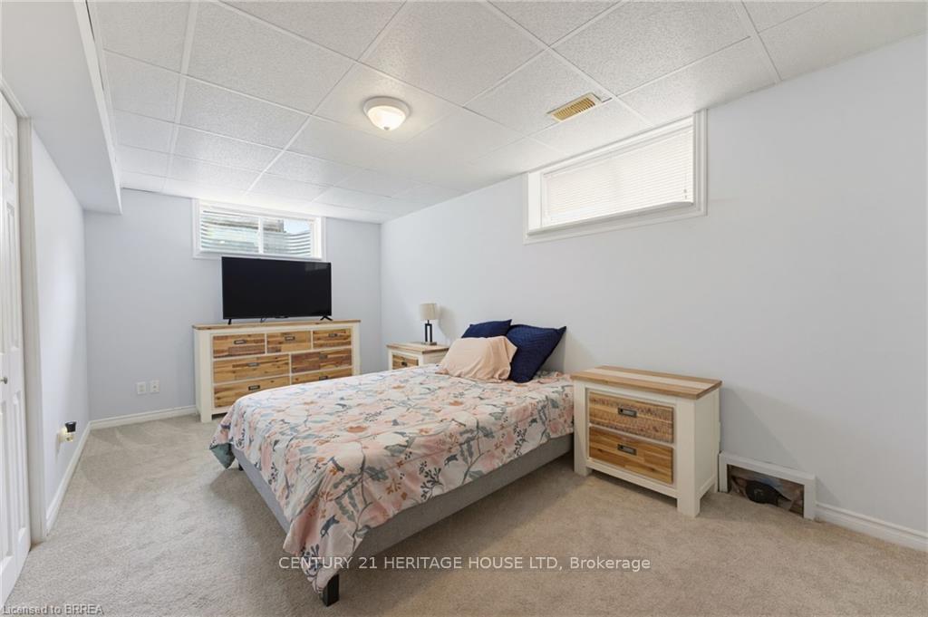 Photo 16 of 125 Whitlaw Way, Brant, Paris — HOMEH