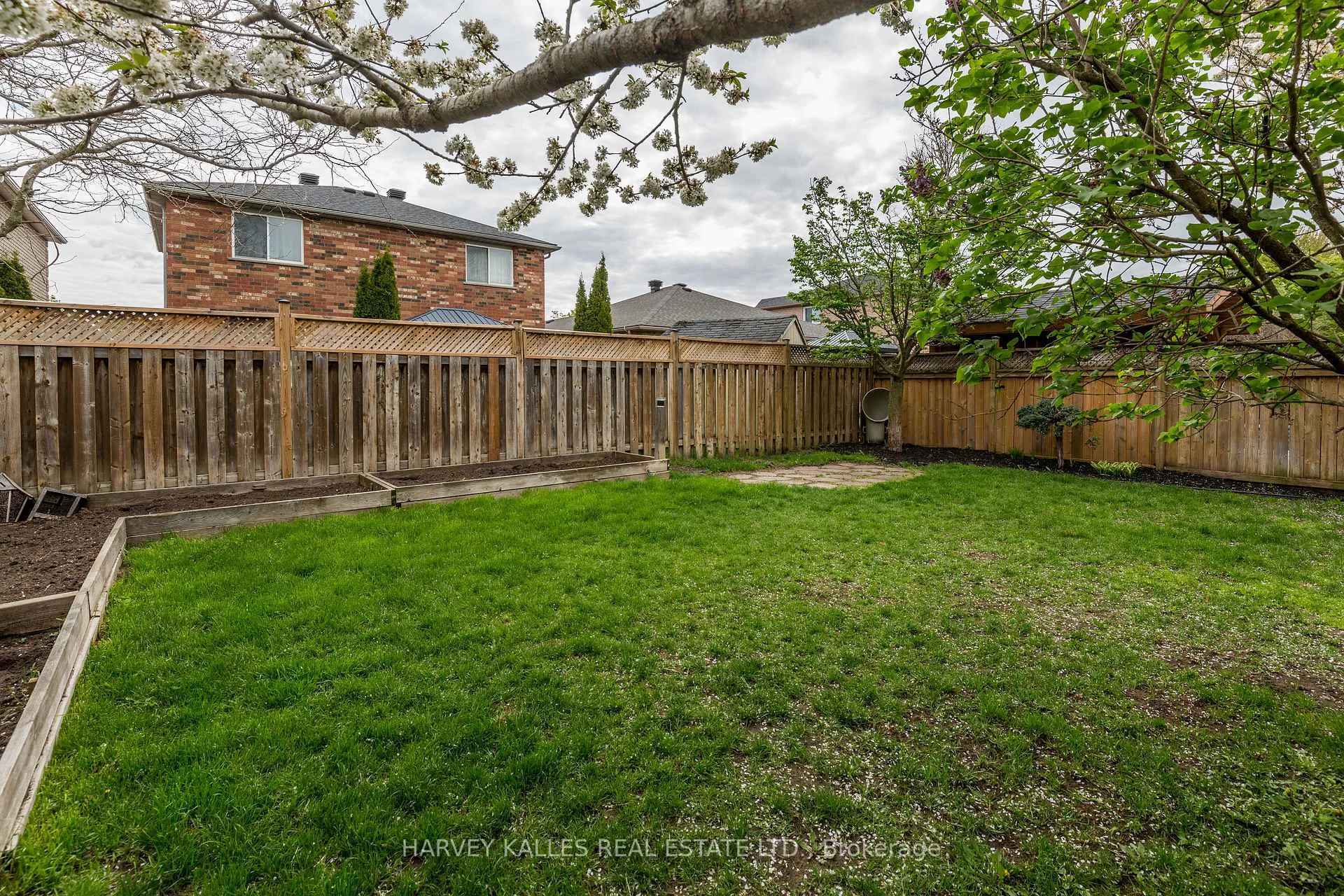 Photo 3 of 250 Pringle Drive, Barrie, Edgehill Drive — HOMEH
