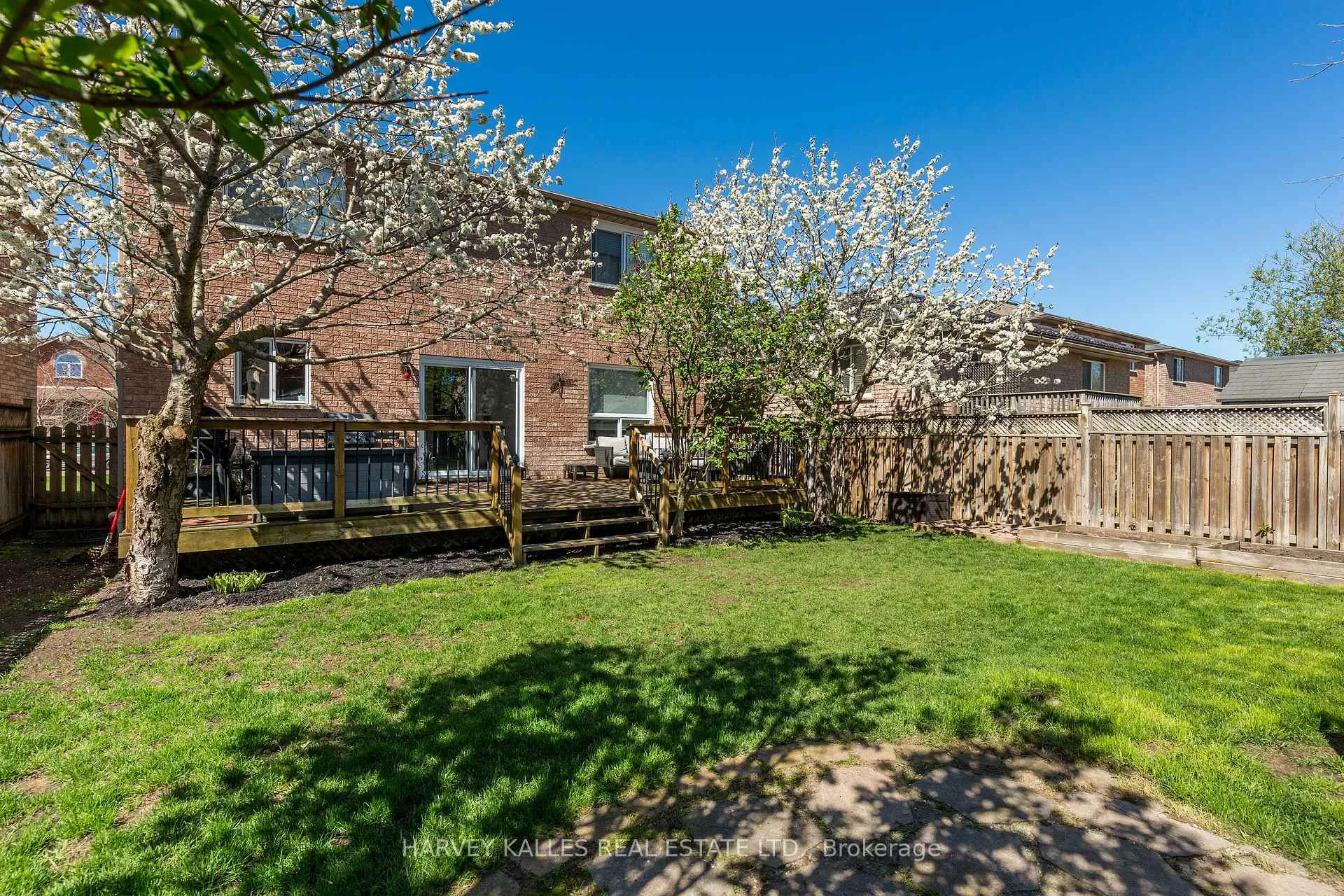 Photo 5 of 250 Pringle Drive, Barrie, Edgehill Drive — HOMEH