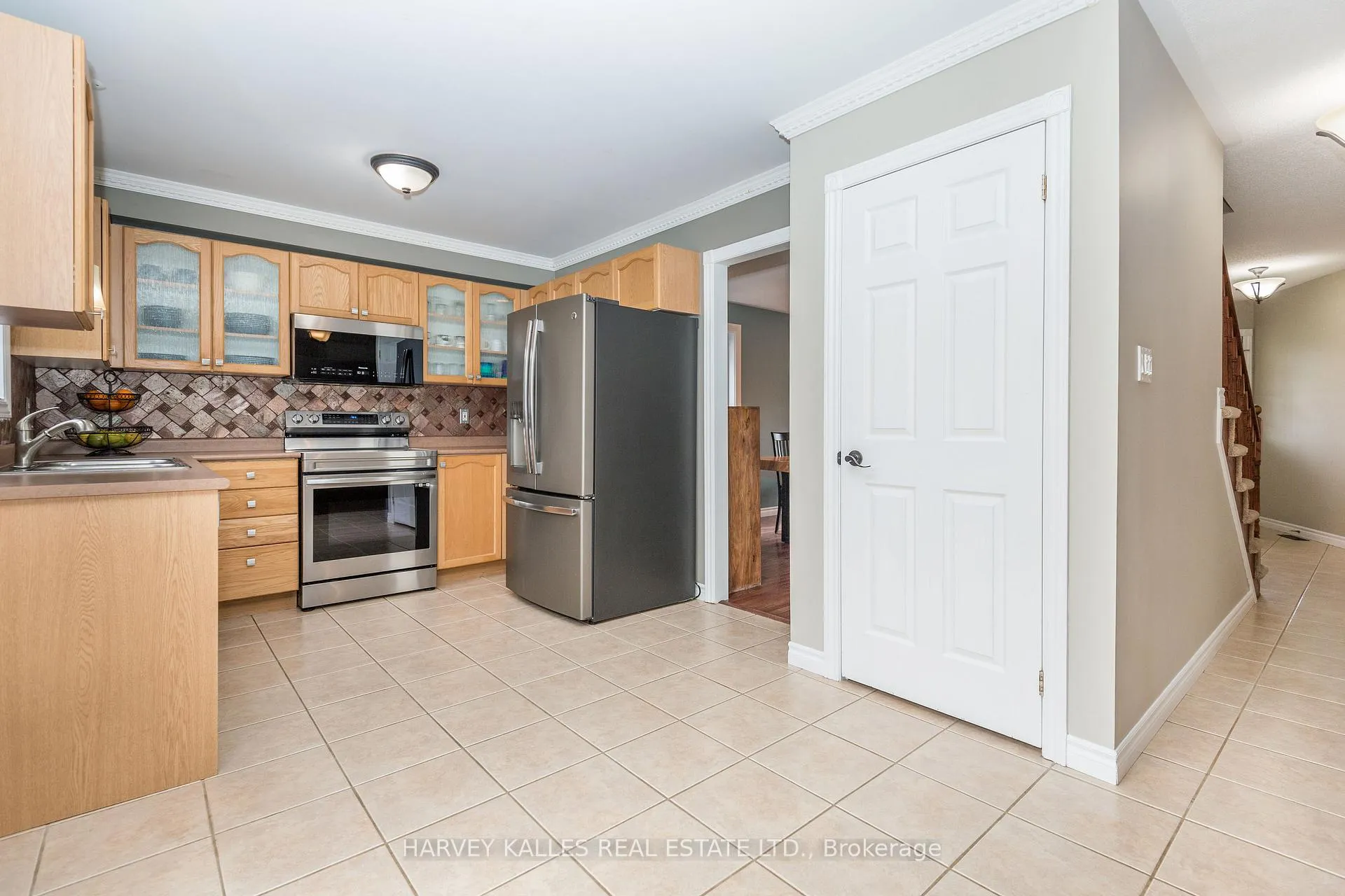 Photo 14 of 250 Pringle Drive, Barrie, Edgehill Drive — HOMEH