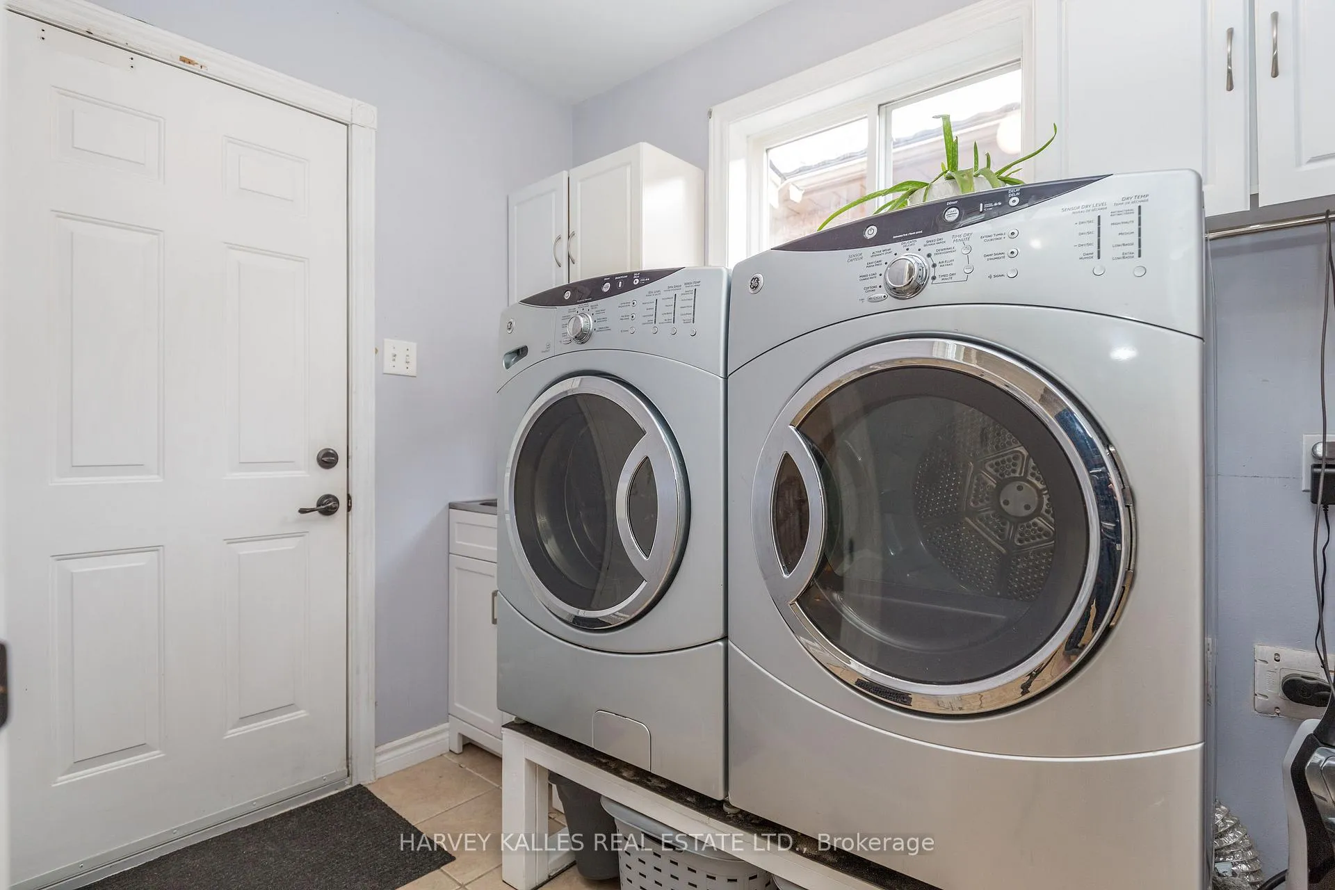 Photo 21 of 250 Pringle Drive, Barrie, Edgehill Drive — HOMEH