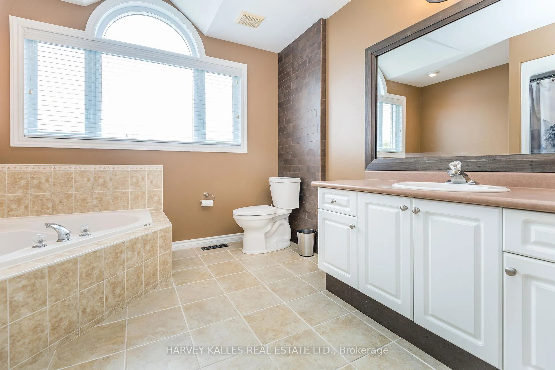 Photo 26 of 250 Pringle Drive, Barrie, Edgehill Drive — HOMEH