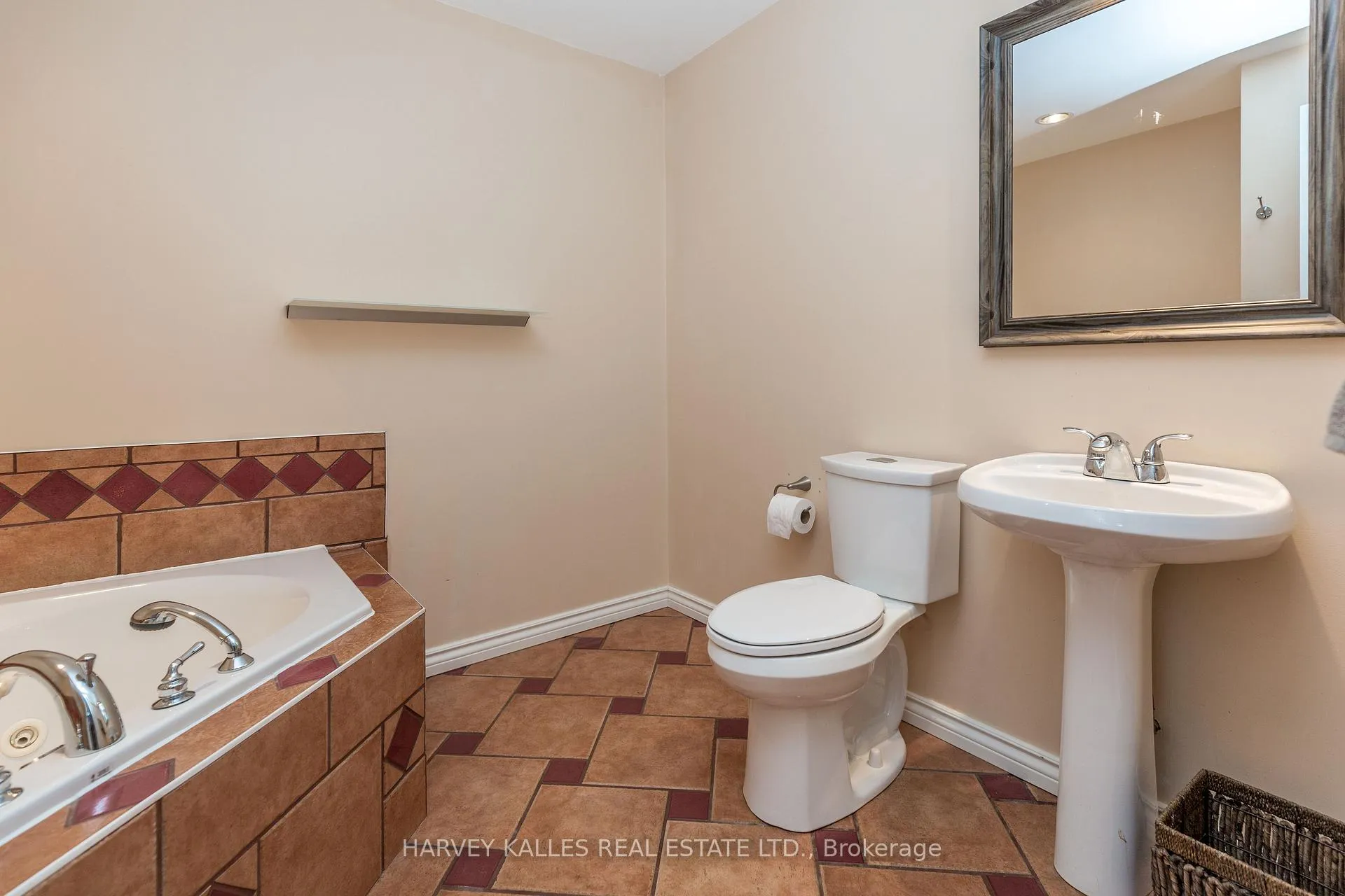 Photo 33 of 250 Pringle Drive, Barrie, Edgehill Drive — HOMEH