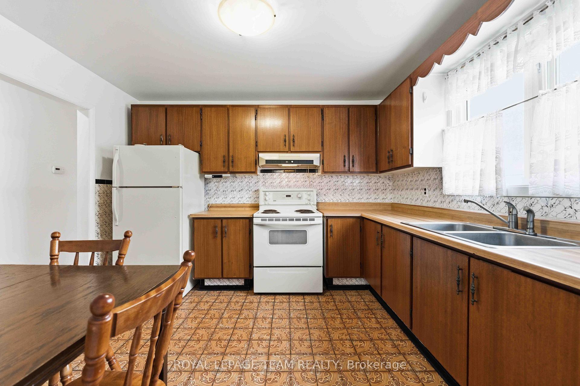 Photo 10 of 1197 Maitland Avenue, Ottawa, Copeland Park — HOMEH