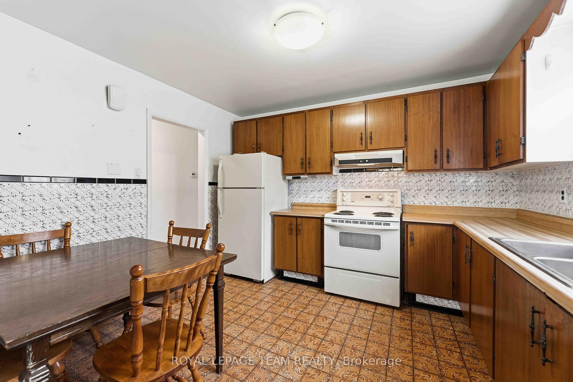 Photo 11 of 1197 Maitland Avenue, Ottawa, Copeland Park — HOMEH