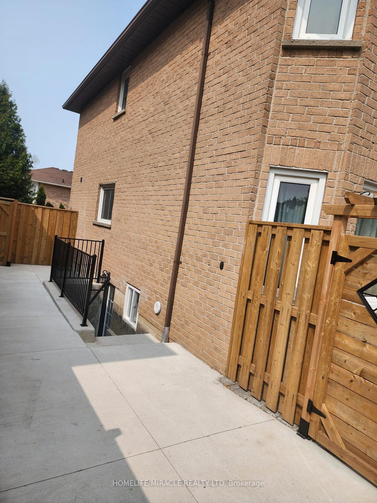 Photo 10 of 137 Sunforest Drive, Brampton, Heart Lake West — HOMEH