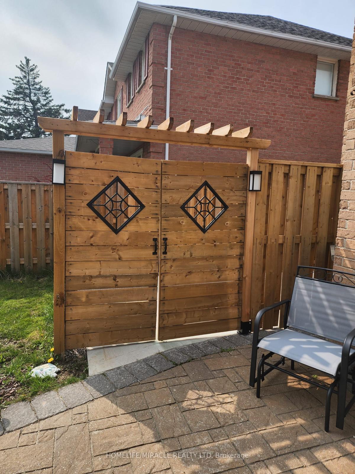 Photo 11 of 137 Sunforest Drive, Brampton, Heart Lake West — HOMEH