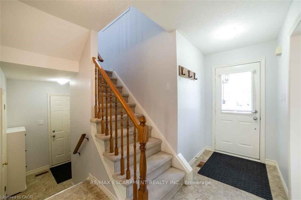 Photo 3 of 19 Beachgrove Crescent, Hamilton, Stoney Creek Mountain — HOMEH