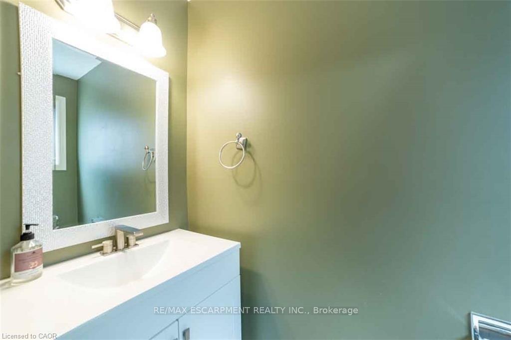 Photo 4 of 19 Beachgrove Crescent, Hamilton, Stoney Creek Mountain — HOMEH