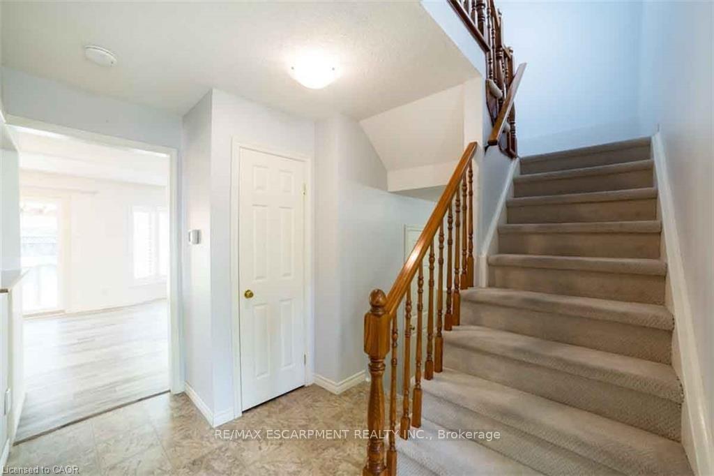 Photo 14 of 19 Beachgrove Crescent, Hamilton, Stoney Creek Mountain — HOMEH