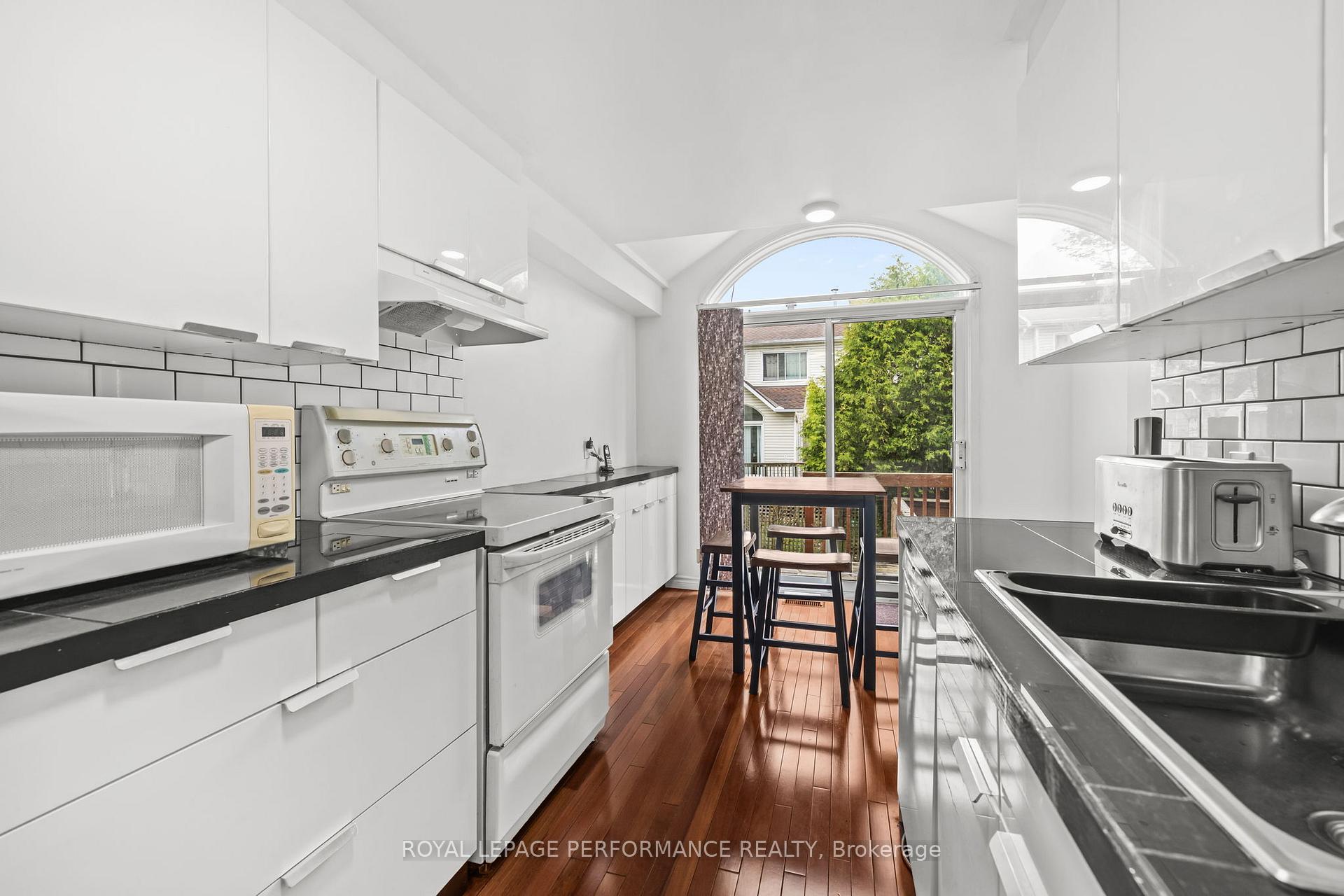 Photo 10 of 6420 Sablewood Place, Ottawa, Chapel Hill — HOMEH