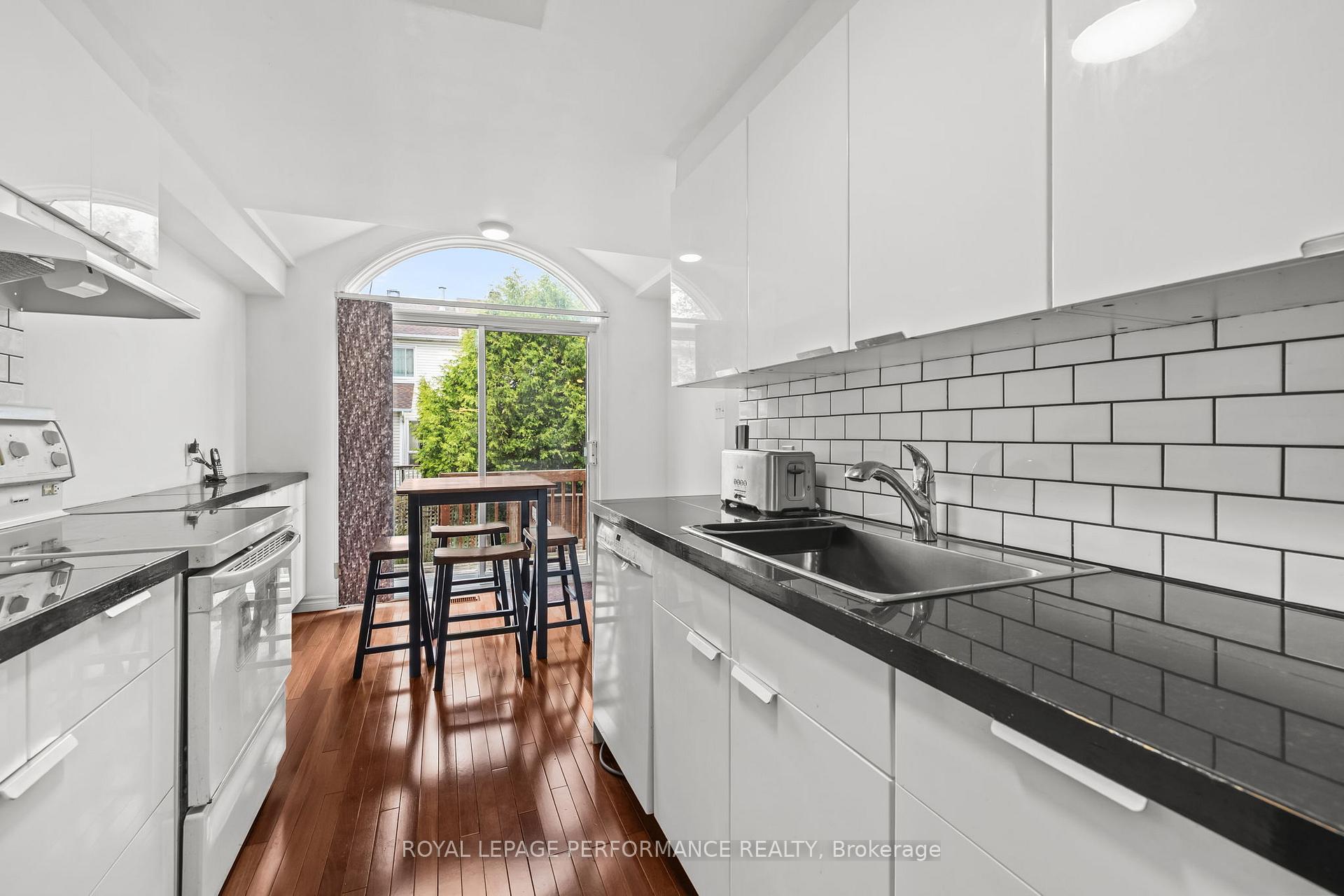 Photo 11 of 6420 Sablewood Place, Ottawa, Chapel Hill — HOMEH