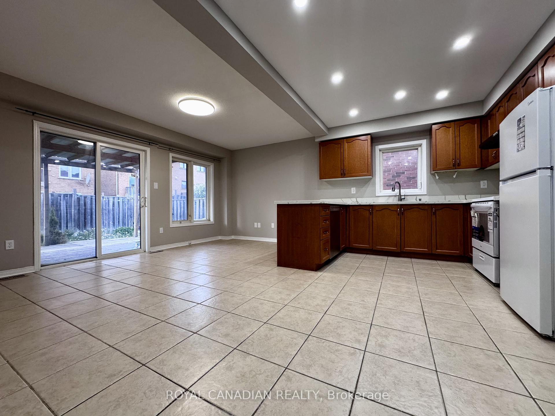 Photo 4 of 10 Guinevere Road, Markham, Cedarwood — HOMEH