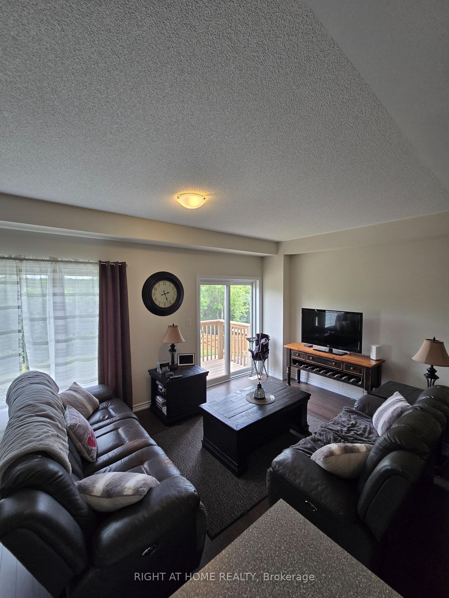 Photo 2 of 98 Senay Circle, Clarington, Courtice — HOMEH