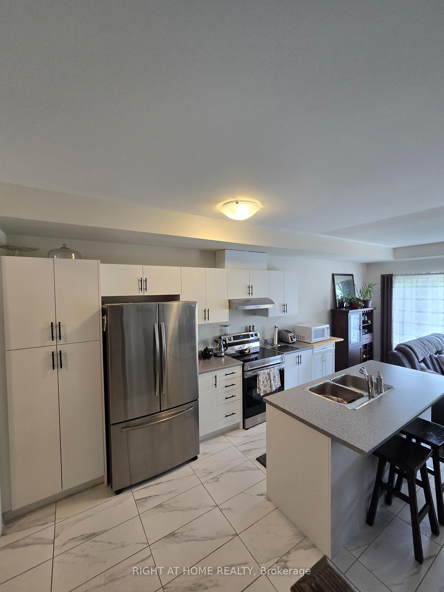 Photo 4 of 98 Senay Circle, Clarington, Courtice — HOMEH