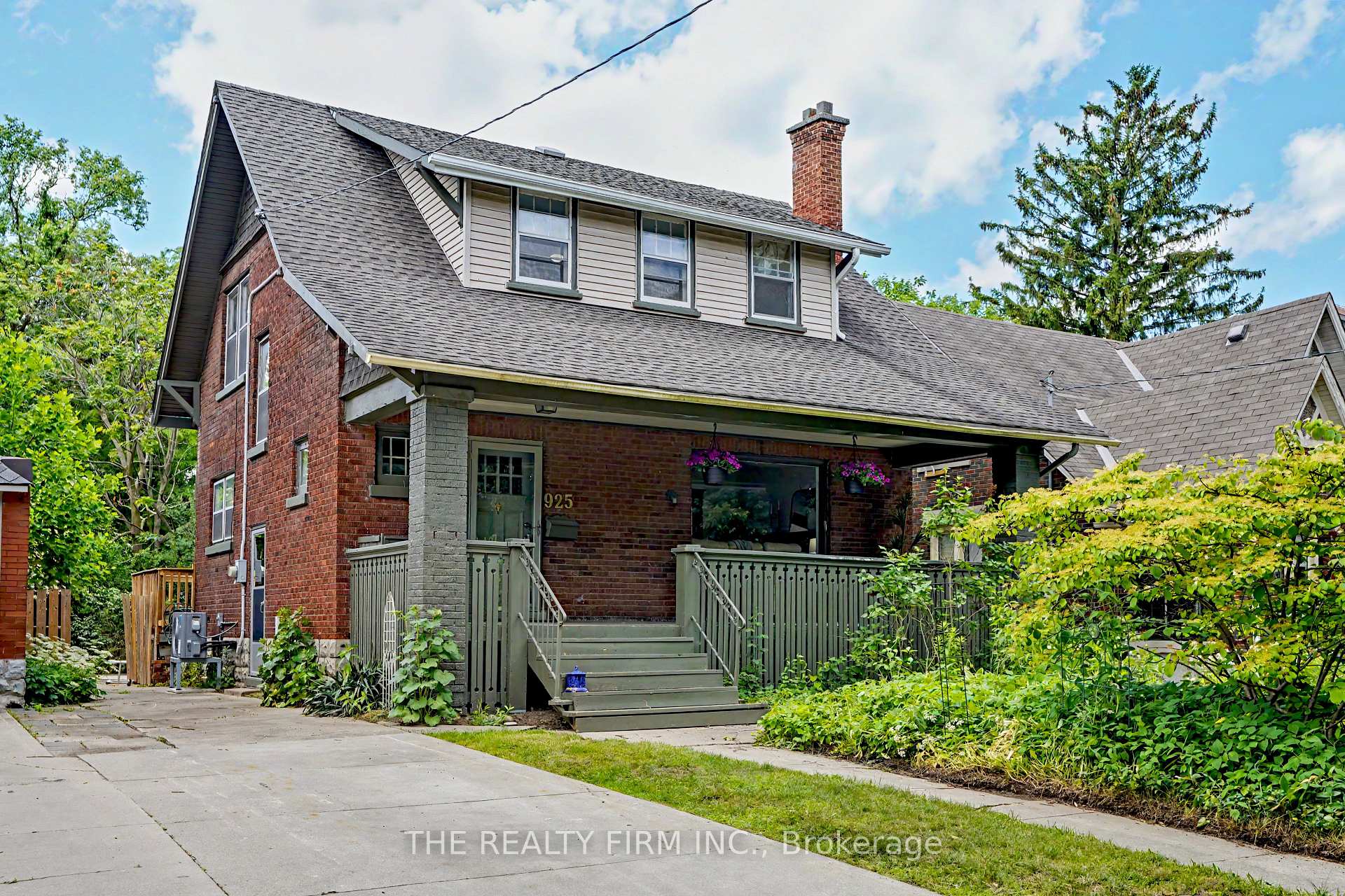 Front of 925 Maitland Street