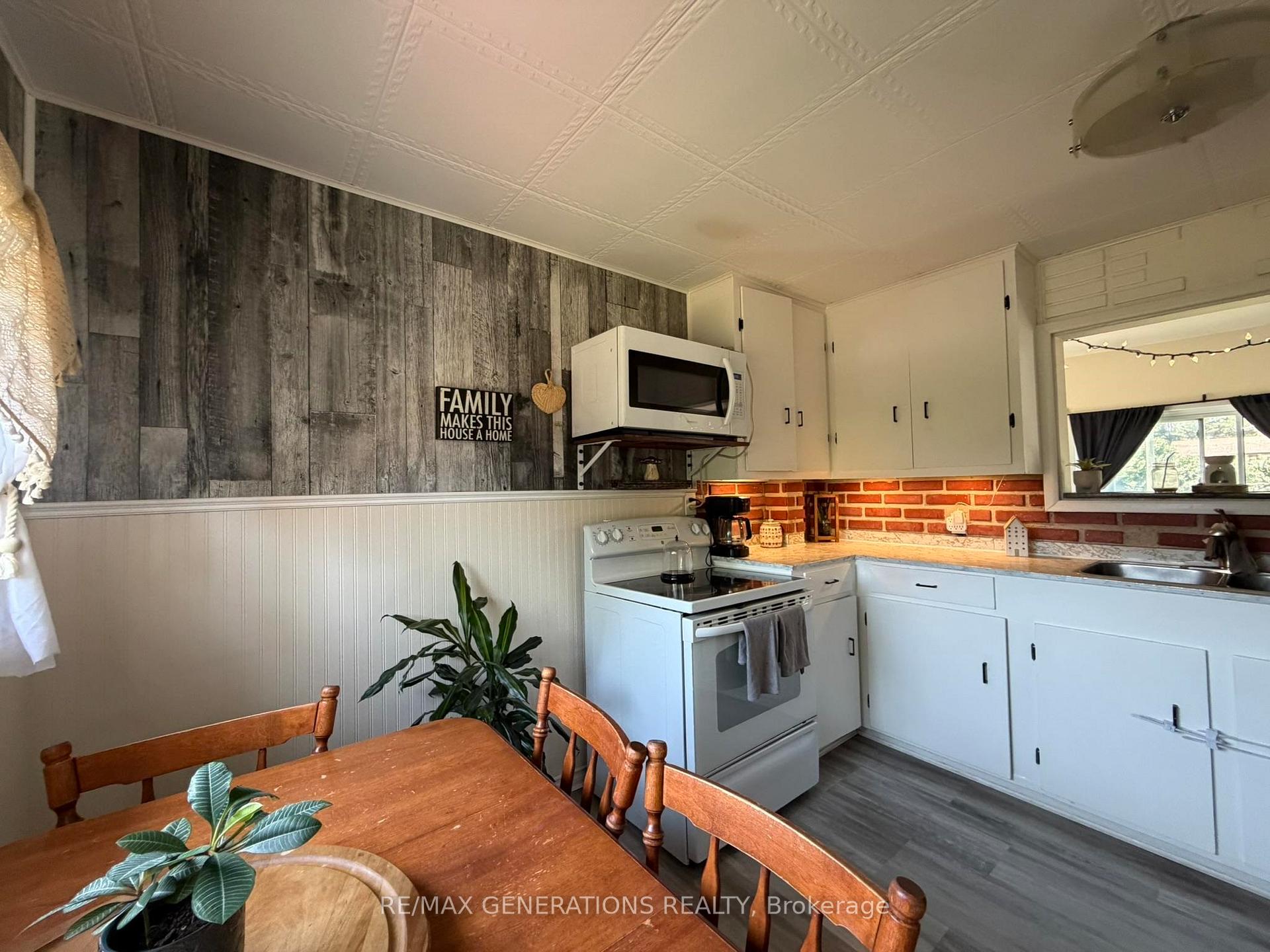 Photo 3 of 261 Balsam Street, Thunder Bay, Shuniah — HOMEH