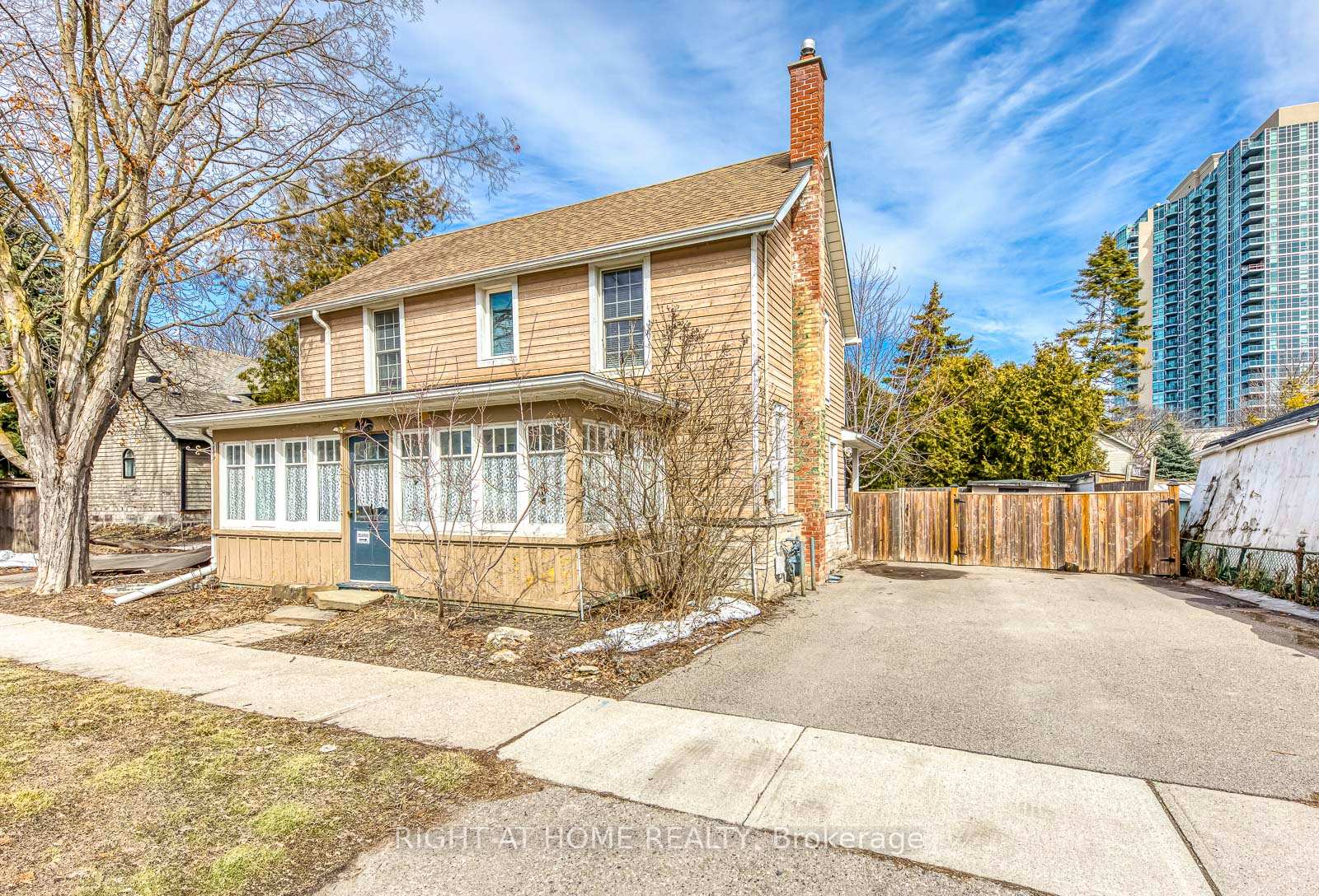 Photo 32 of 24 Mill Street N, Brampton, Downtown Brampton — HOMEH