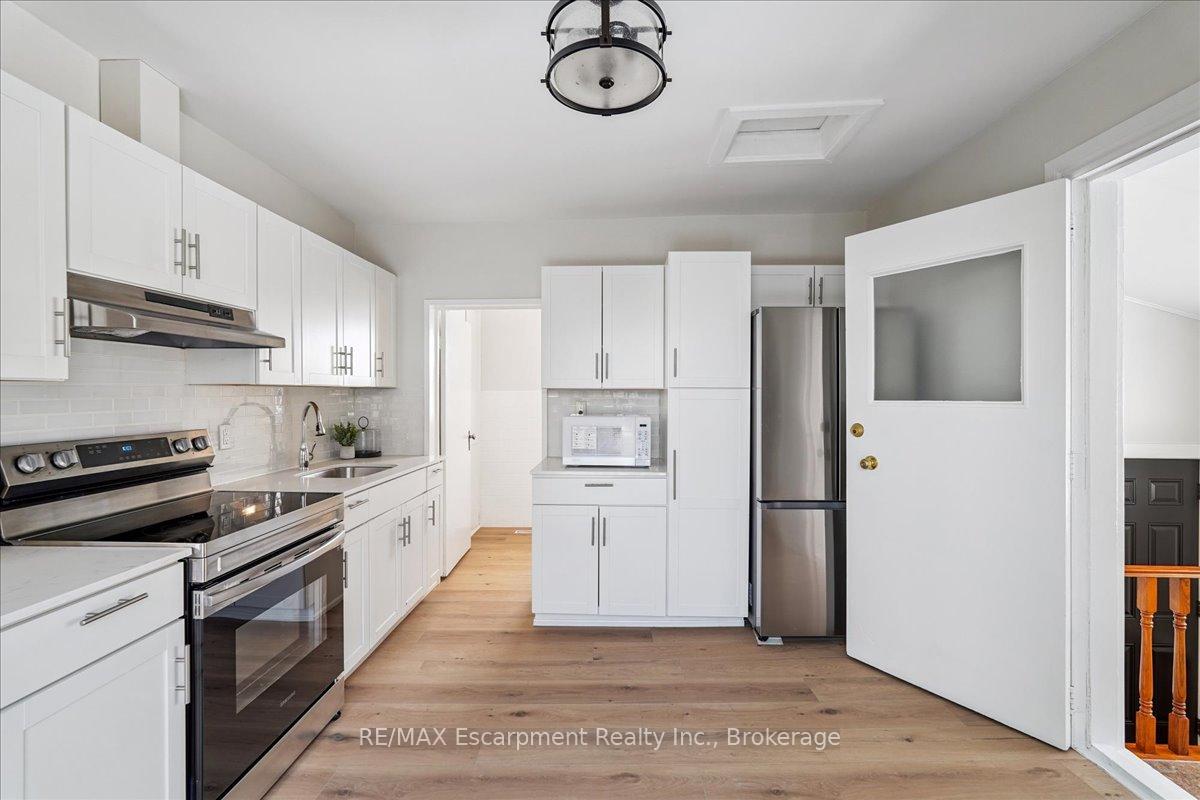 Photo 9 of 135 Deane Avenue, Oakville, Central — HOMEH