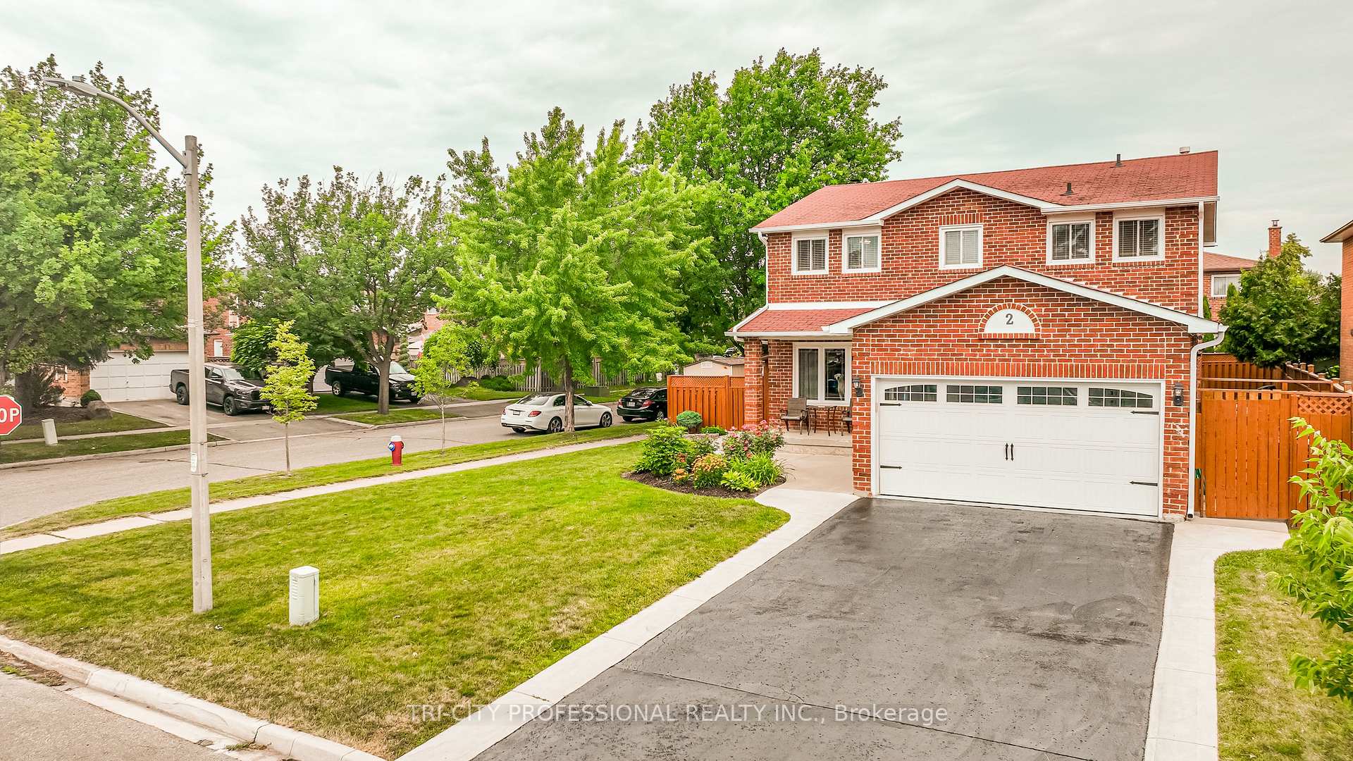 Photo 3 of 2 Burnley Place, Brampton, Heart Lake West — HOMEH