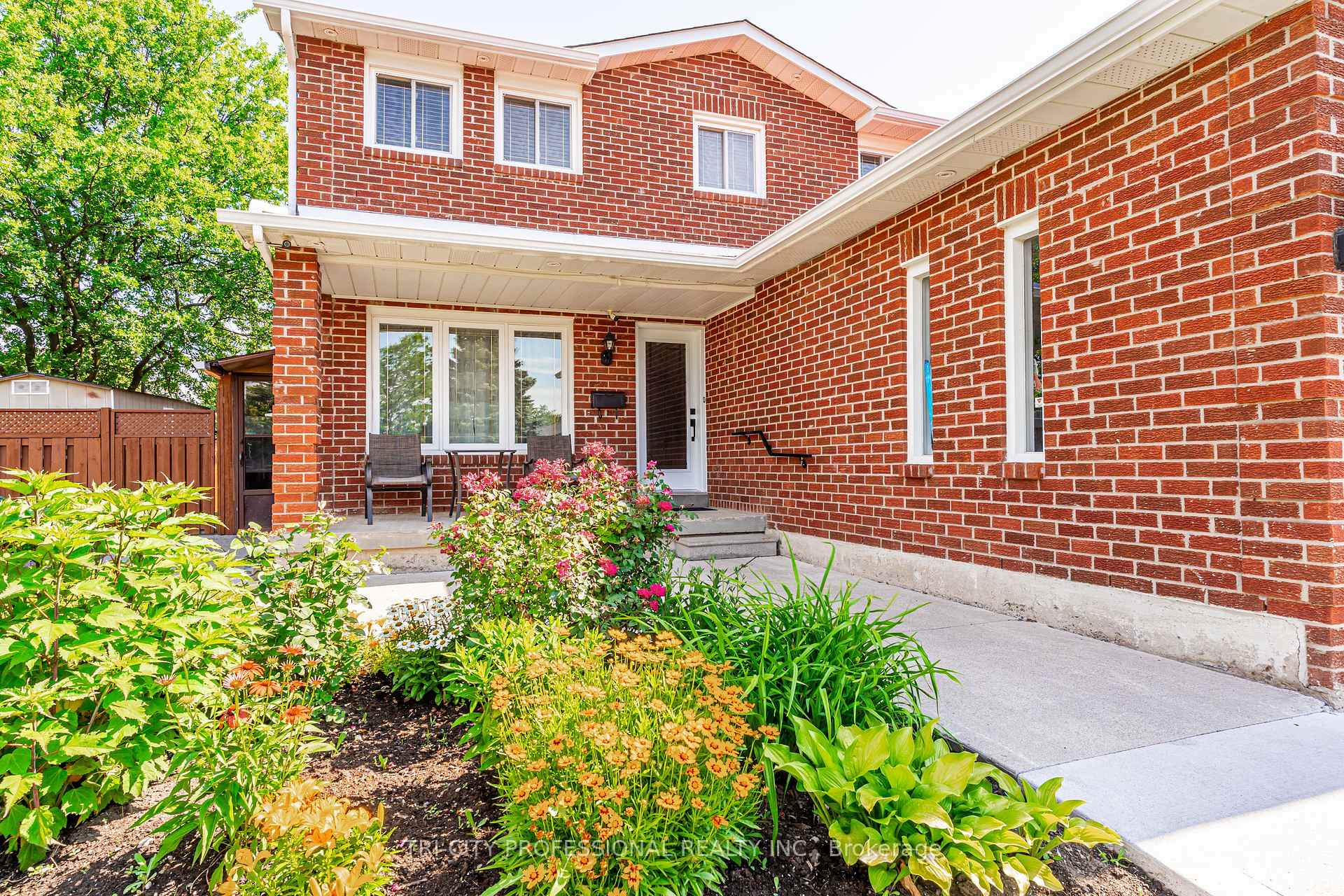Photo 5 of 2 Burnley Place, Brampton, Heart Lake West — HOMEH