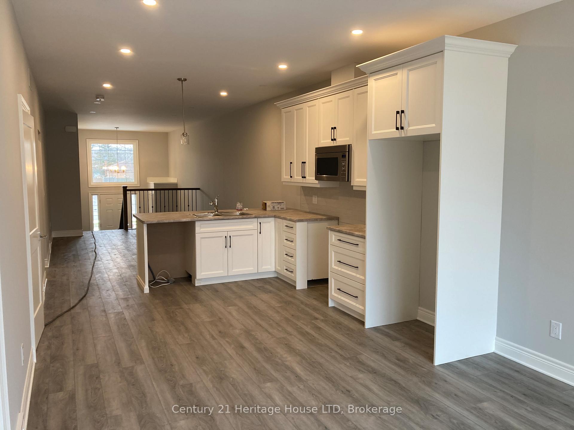 Photo 3 of 8427 Willoughby Drive E, Niagara Falls, Chippawa — HOMEH