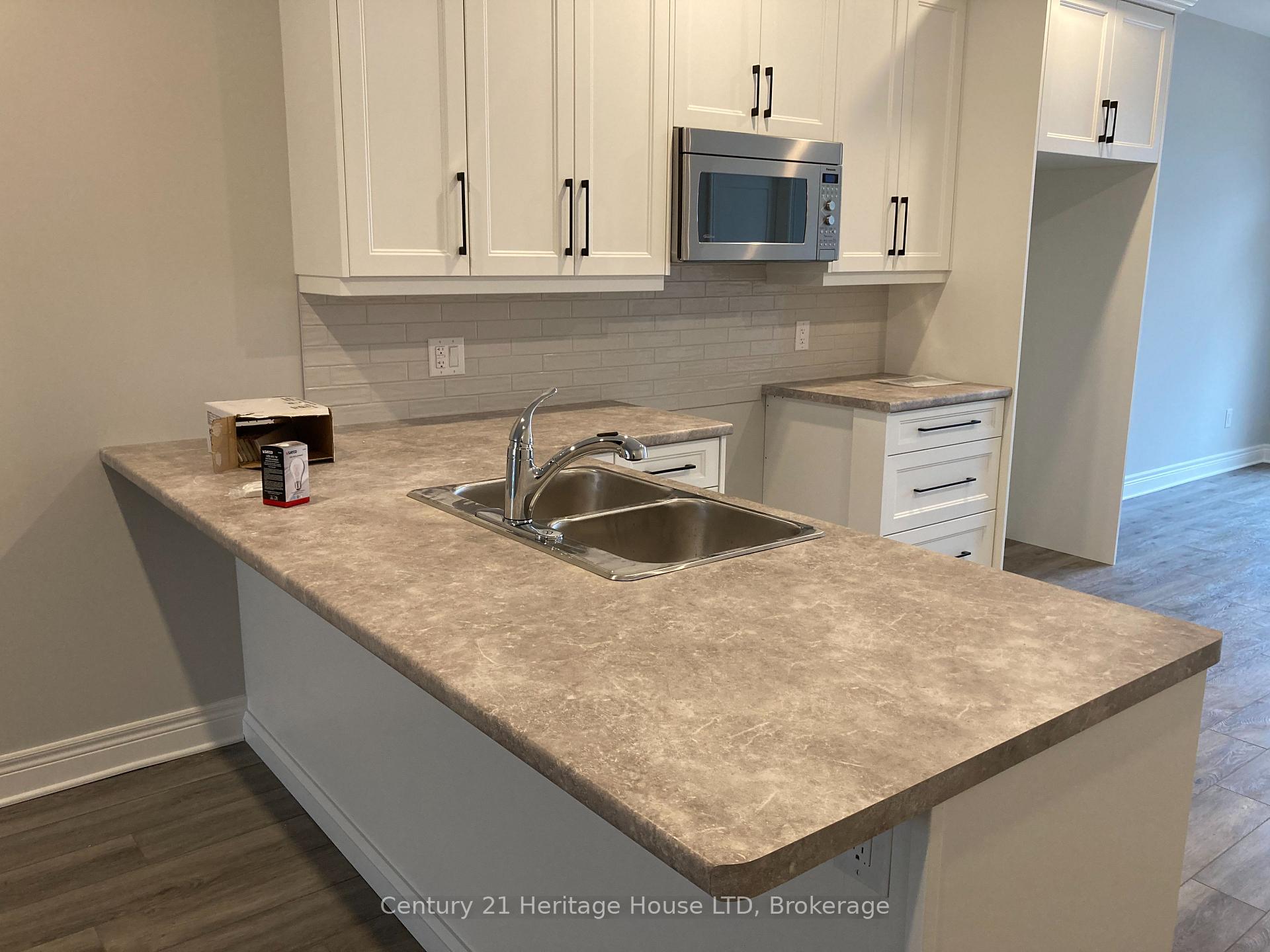 Photo 5 of 8427 Willoughby Drive E, Niagara Falls, Chippawa — HOMEH
