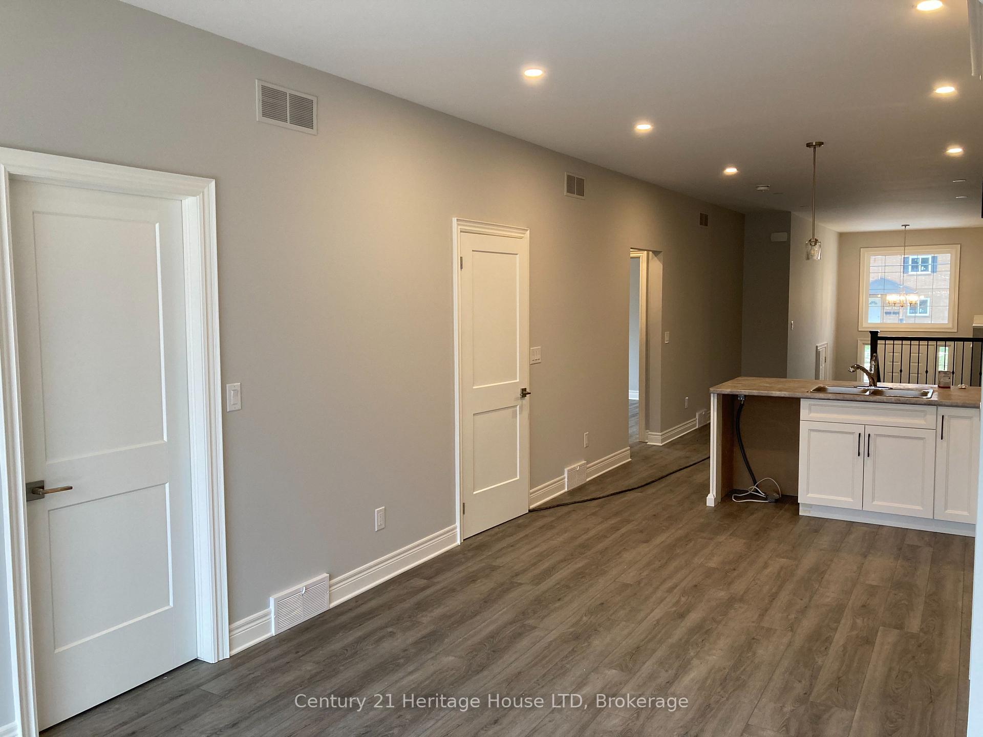 Photo 6 of 8427 Willoughby Drive E, Niagara Falls, Chippawa — HOMEH