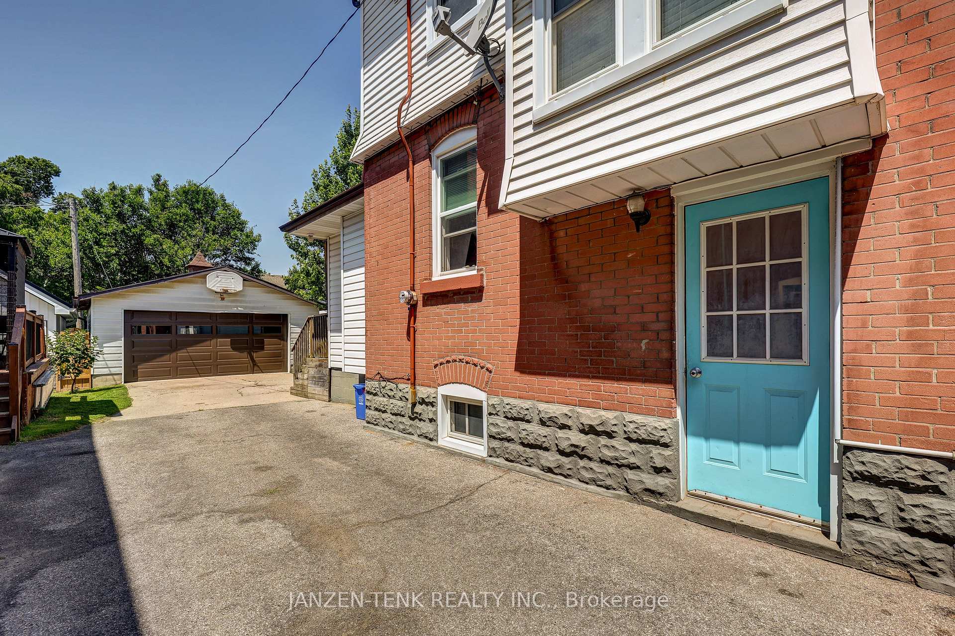 Photo 3 of 17 King Street, Tillsonburg — HOMEH