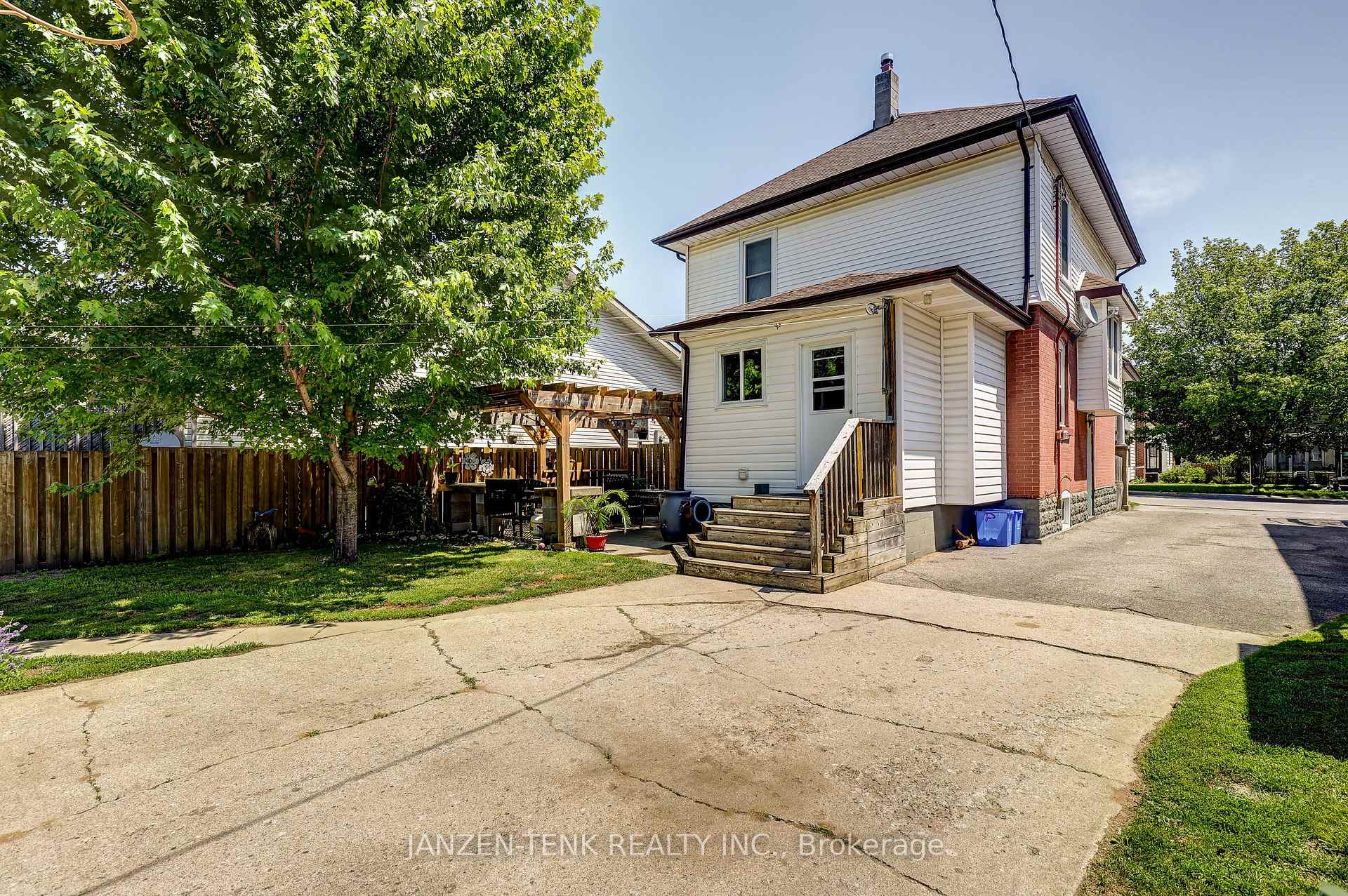 Photo 9 of 17 King Street, Tillsonburg — HOMEH