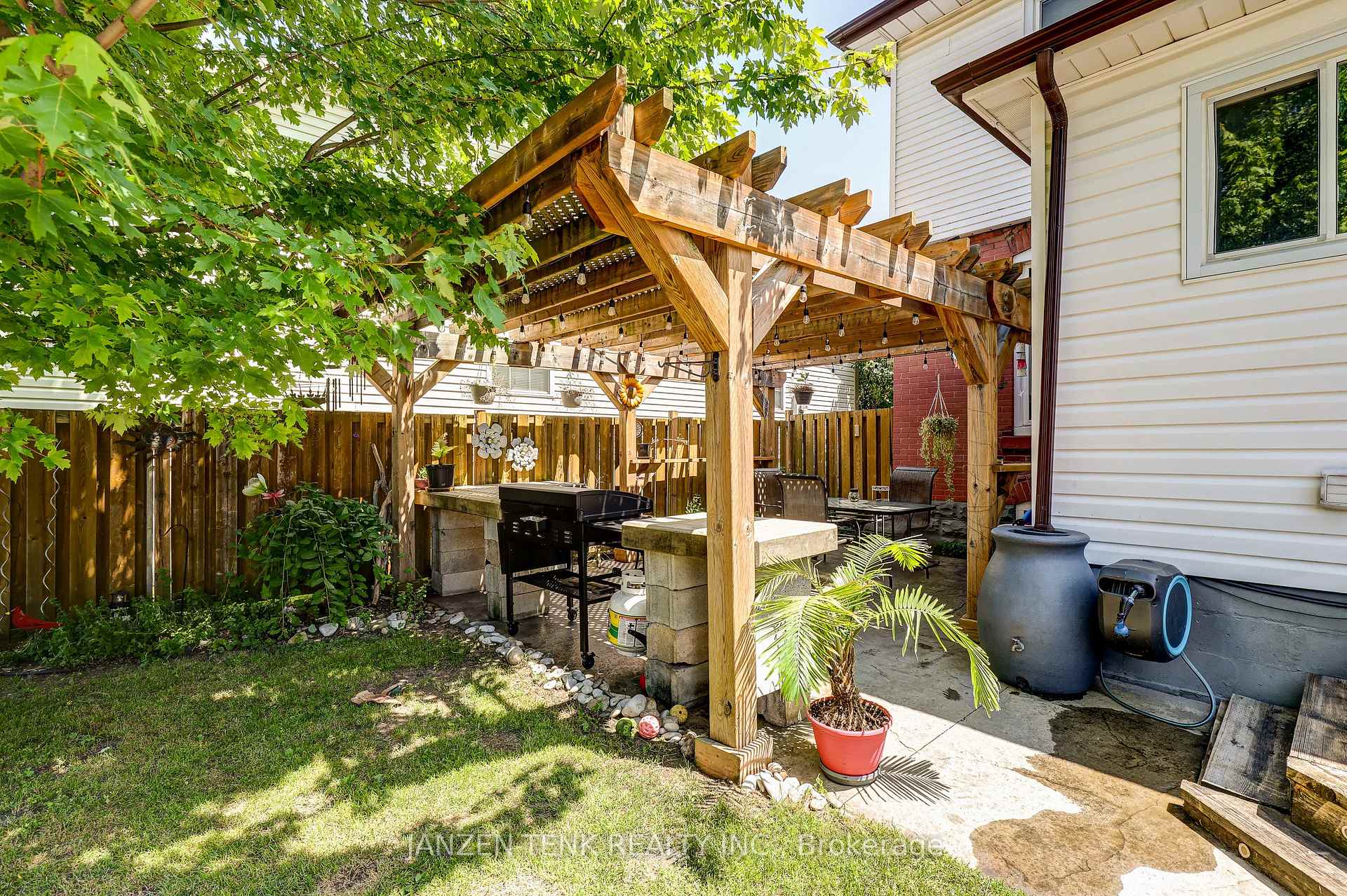 Photo 10 of 17 King Street, Tillsonburg — HOMEH
