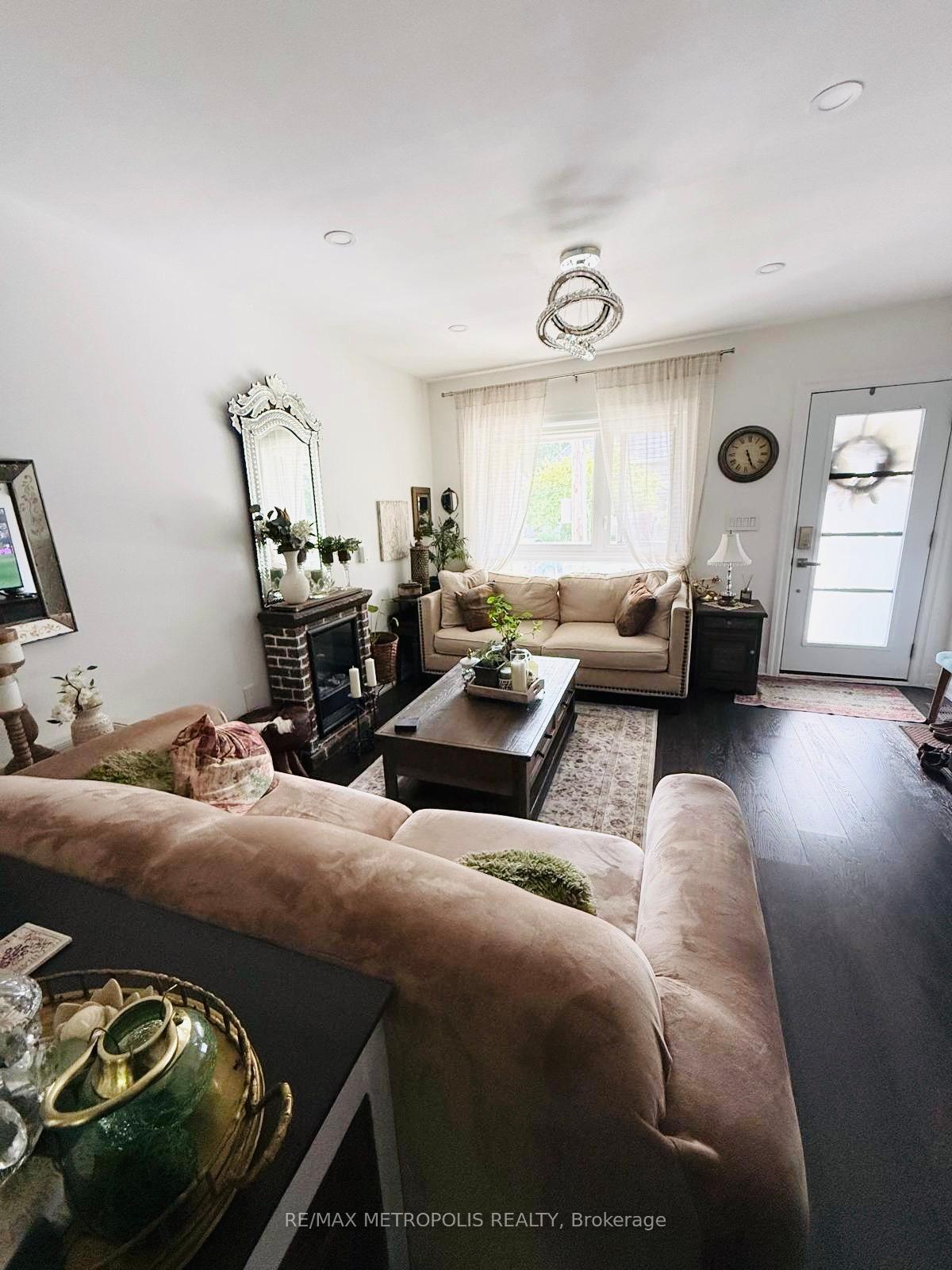 Photo 15 of Unit MAIN & UPPER, 383 Coxwell Avenue, Toronto, East End-Danforth — HOMEH