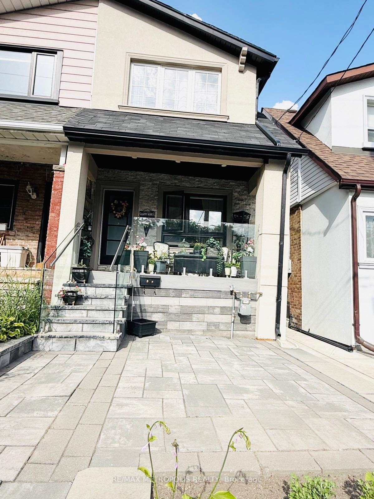 Photo 16 of Unit MAIN & UPPER, 383 Coxwell Avenue, Toronto, East End-Danforth — HOMEH