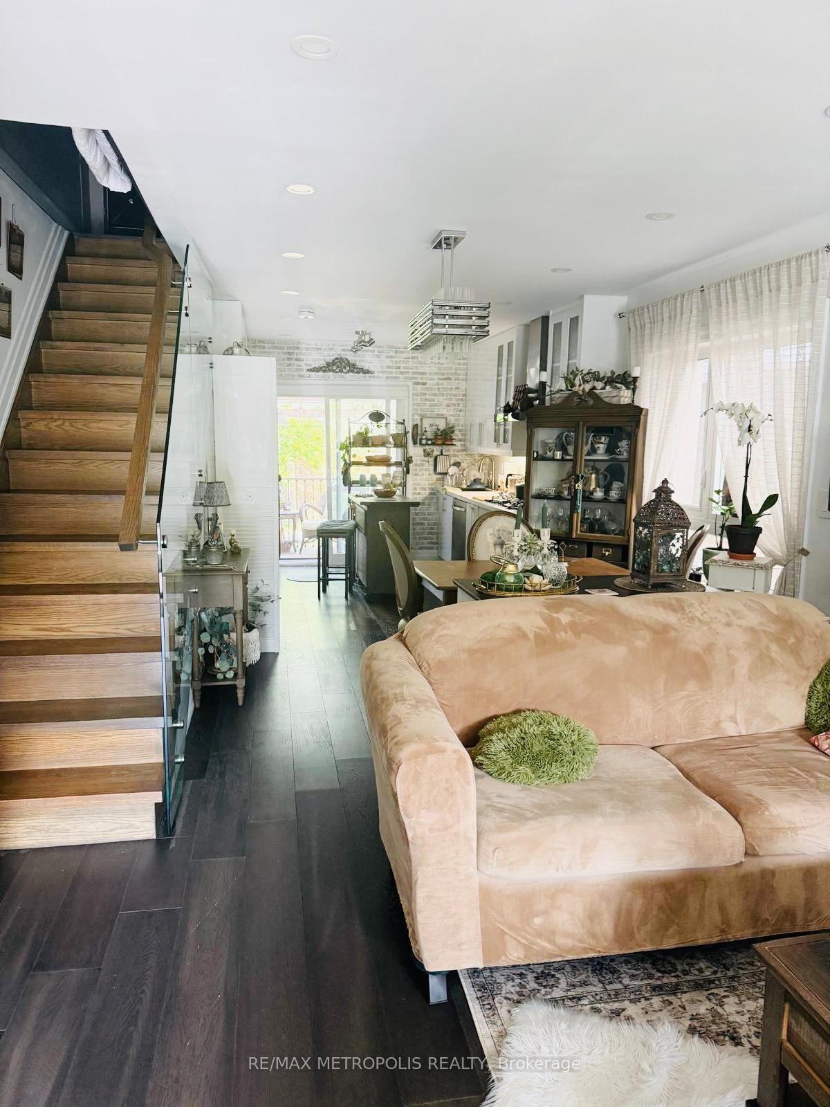 Photo 17 of Unit MAIN & UPPER, 383 Coxwell Avenue, Toronto, East End-Danforth — HOMEH
