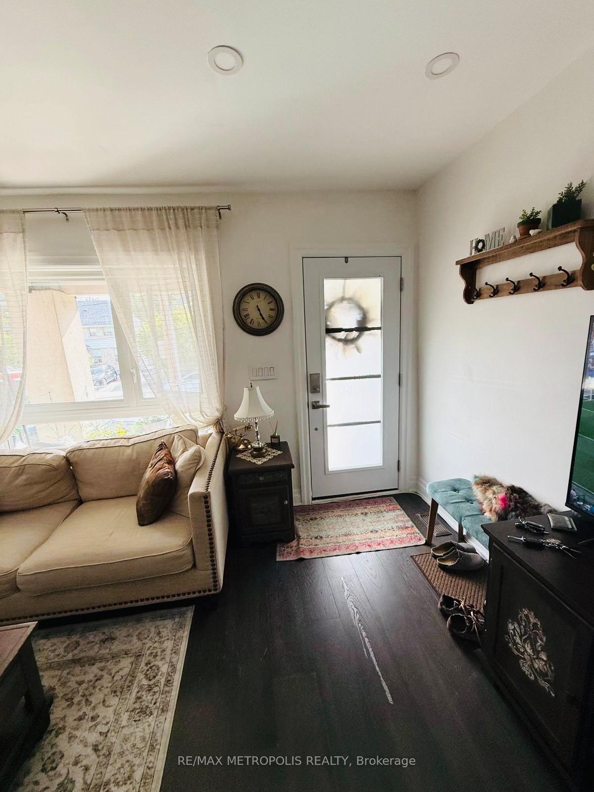 Photo 21 of Unit MAIN & UPPER, 383 Coxwell Avenue, Toronto, East End-Danforth — HOMEH