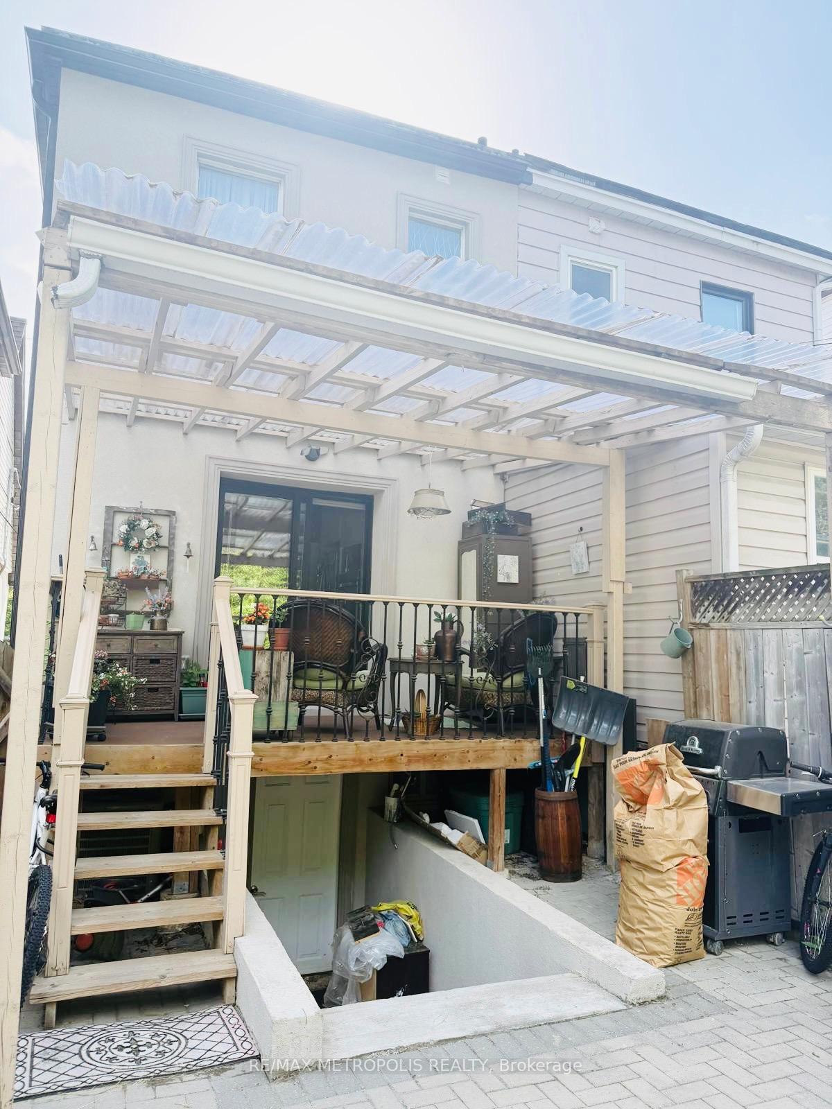 Photo 25 of Unit MAIN & UPPER, 383 Coxwell Avenue, Toronto, East End-Danforth — HOMEH