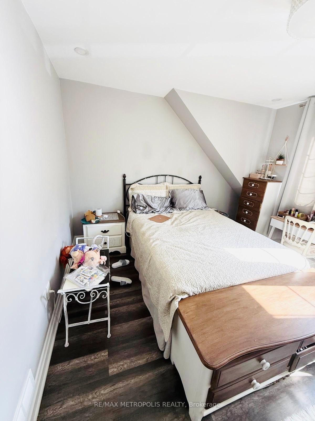 Photo 27 of Unit MAIN & UPPER, 383 Coxwell Avenue, Toronto, East End-Danforth — HOMEH