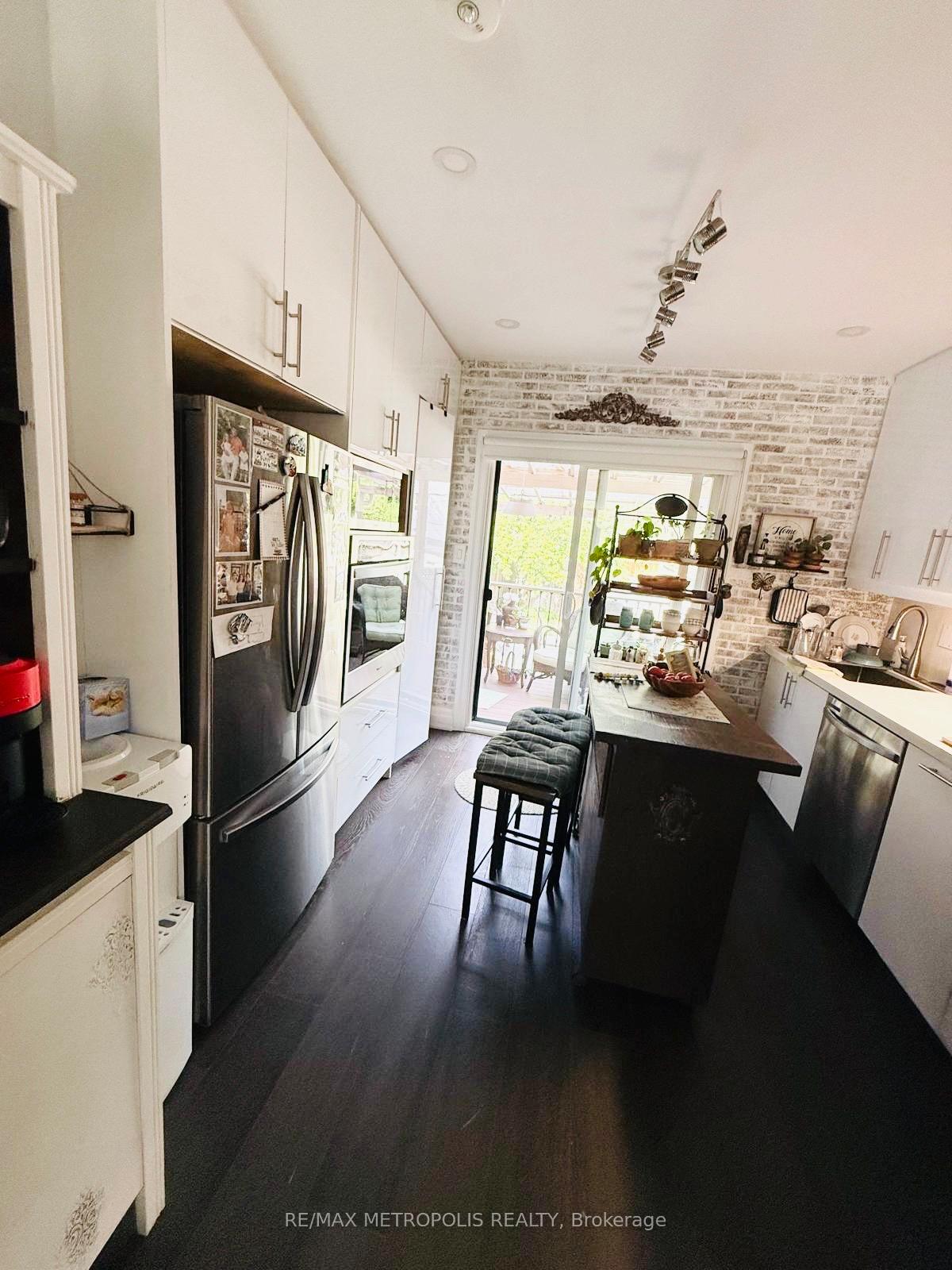 Photo 31 of Unit MAIN & UPPER, 383 Coxwell Avenue, Toronto, East End-Danforth — HOMEH